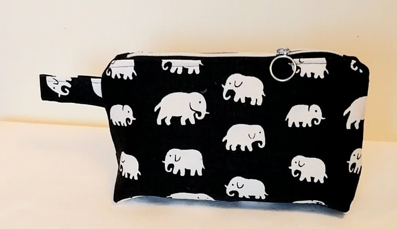 SMINKVÄSKA/NECESSÄR I TYG "ELEFANT SVART" AV ESTRID ERIKSSON SVENSKT TENN