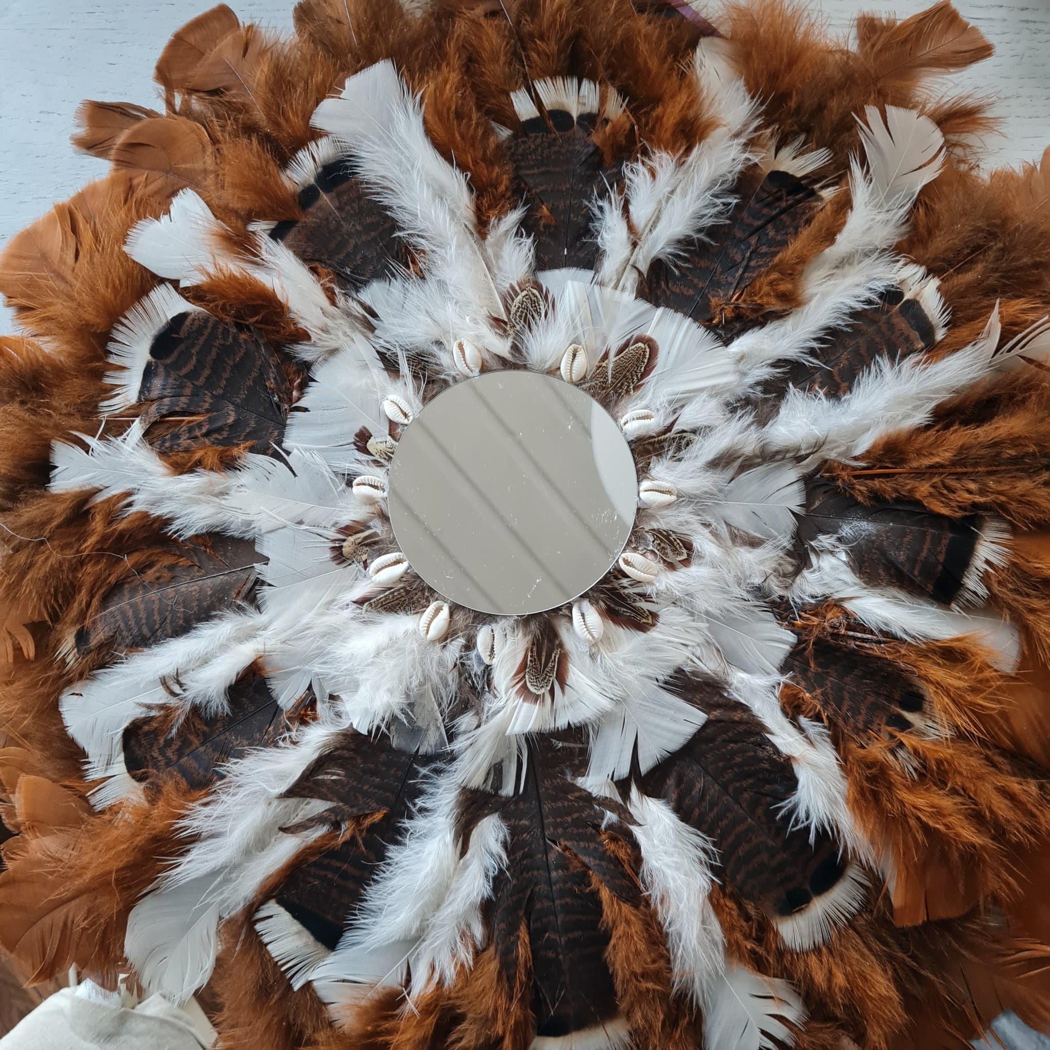 Fantastisk spegel med äkta fjädrar och snäckor. Helt nygjord 50 cm.