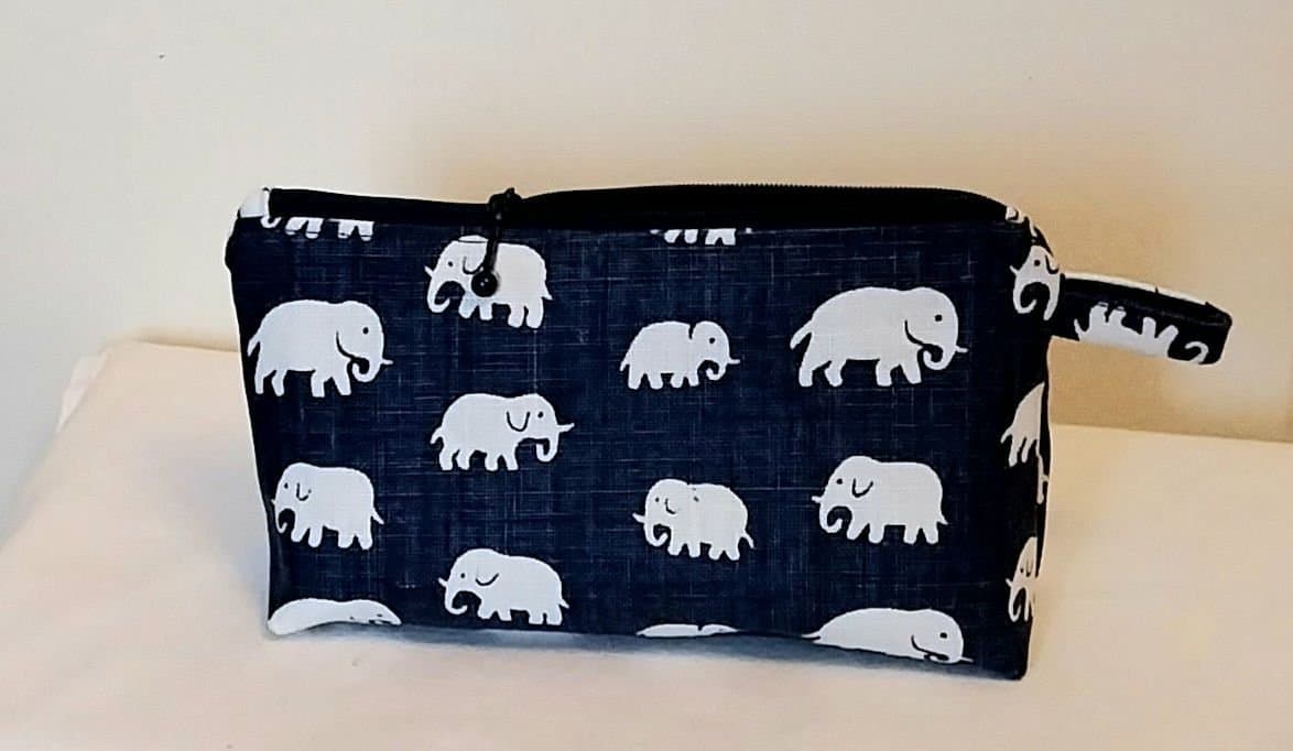 SMINKVÄSKA/NECESSÄR I TYG "ELEFANT BLÅ" AV ESTRID ERIKSSON SVENSKT TENN