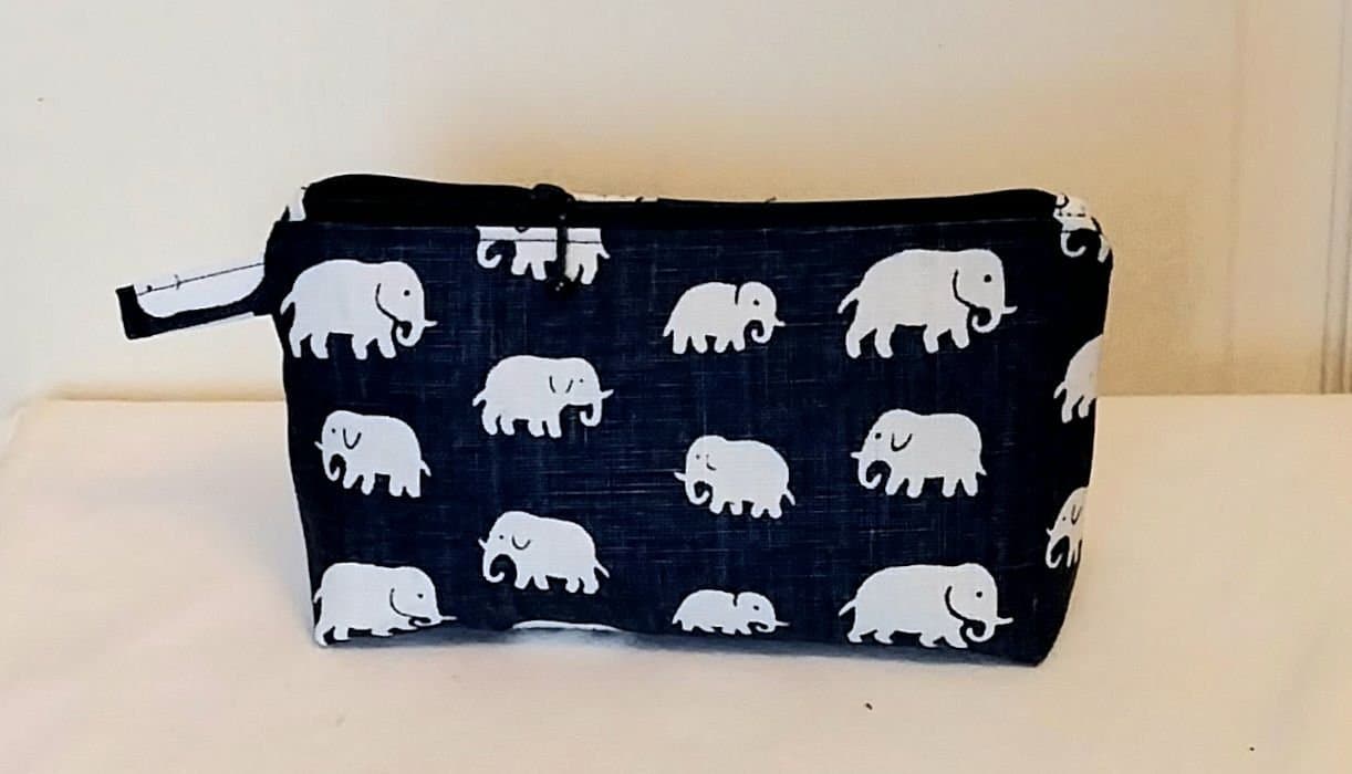 SMINKVÄSKA/NECESSÄR I TYG "ELEFANT BLÅ" AV ESTRID ERIKSSON SVENSKT TENN