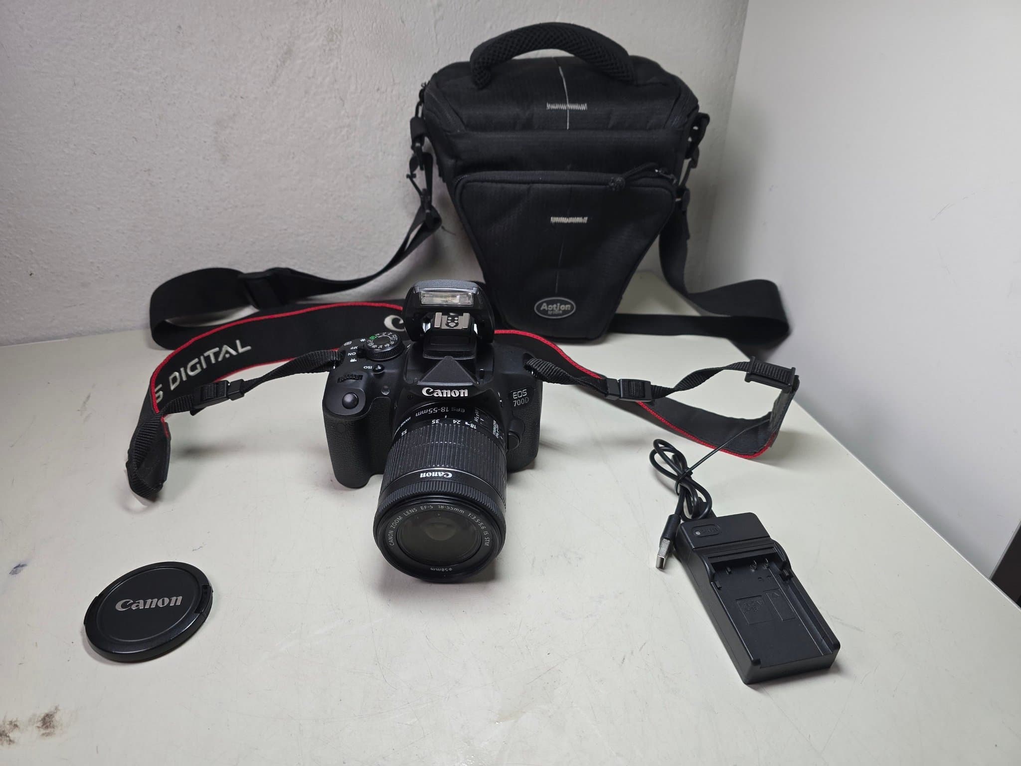 Systemkamera Canon EOS 700D med objektiv EF-S 18-55mm