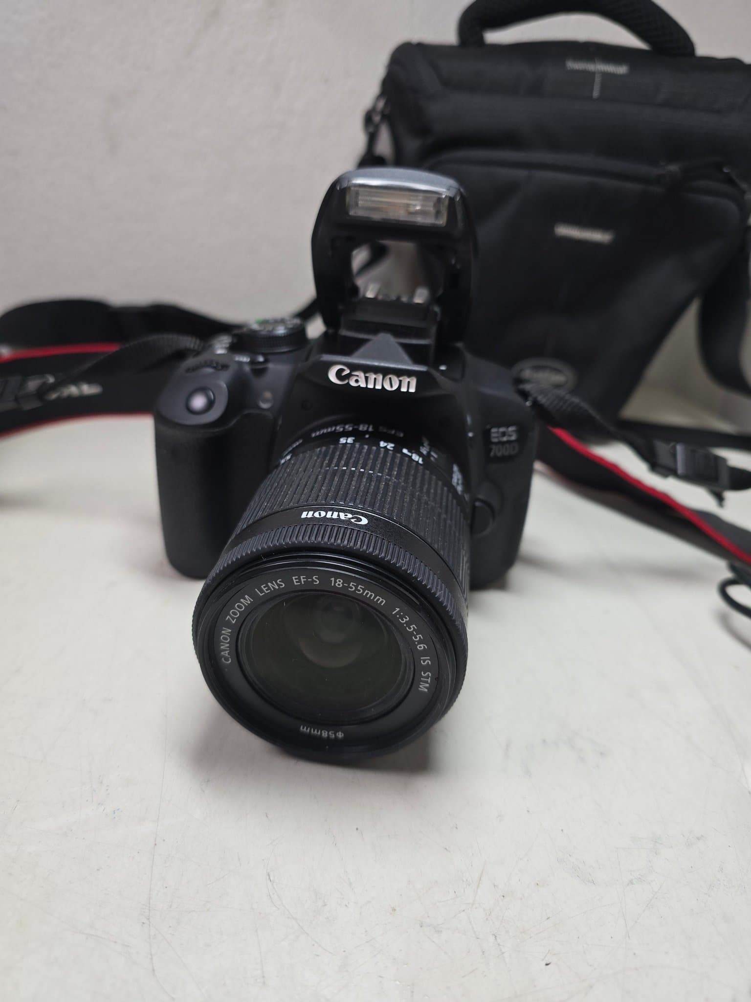 Systemkamera Canon EOS 700D med objektiv EF-S 18-55mm