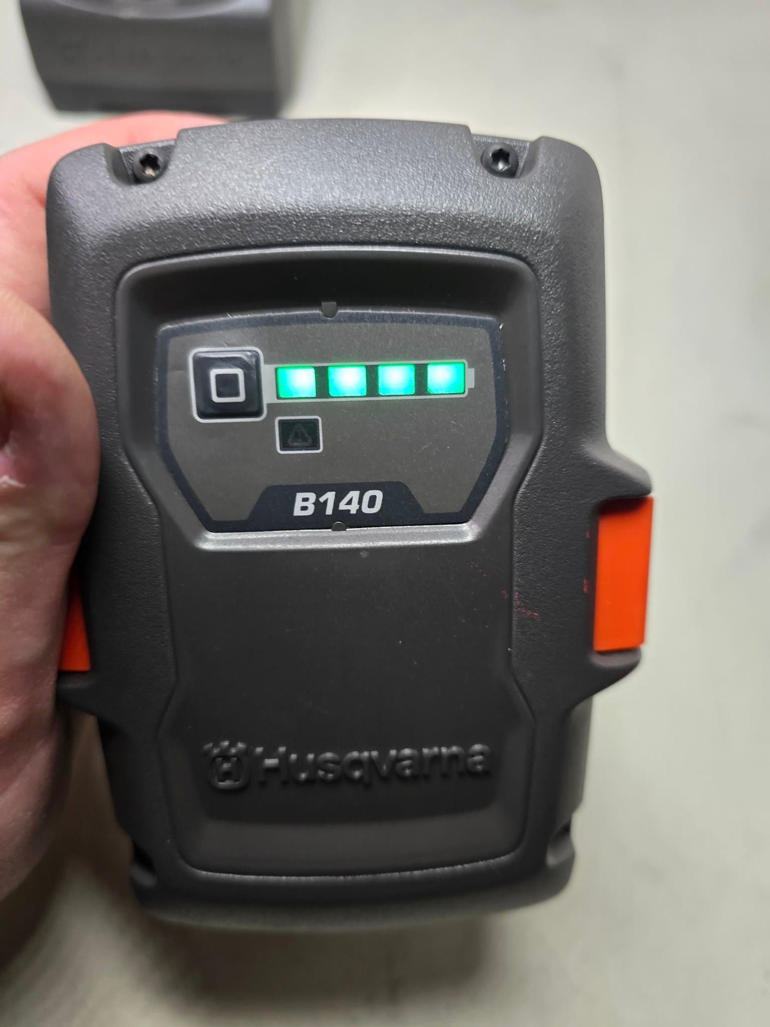 Husqvarna B140 Batteri och QC80 Laddare