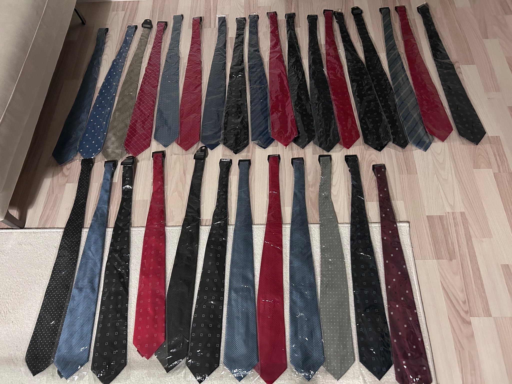Parti med 30 slipsar i olika färger och mönster