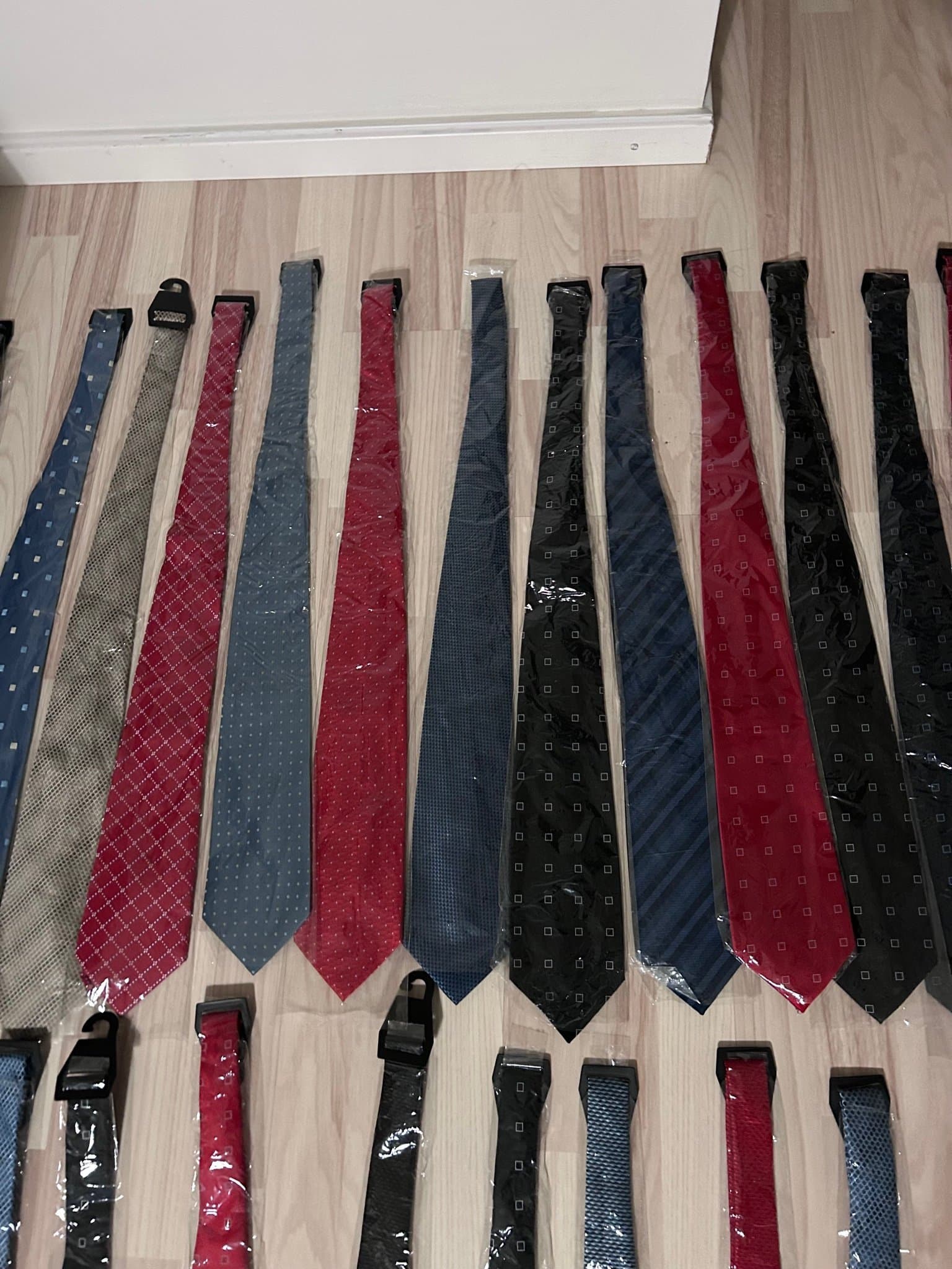 Parti med 30 slipsar i olika färger och mönster