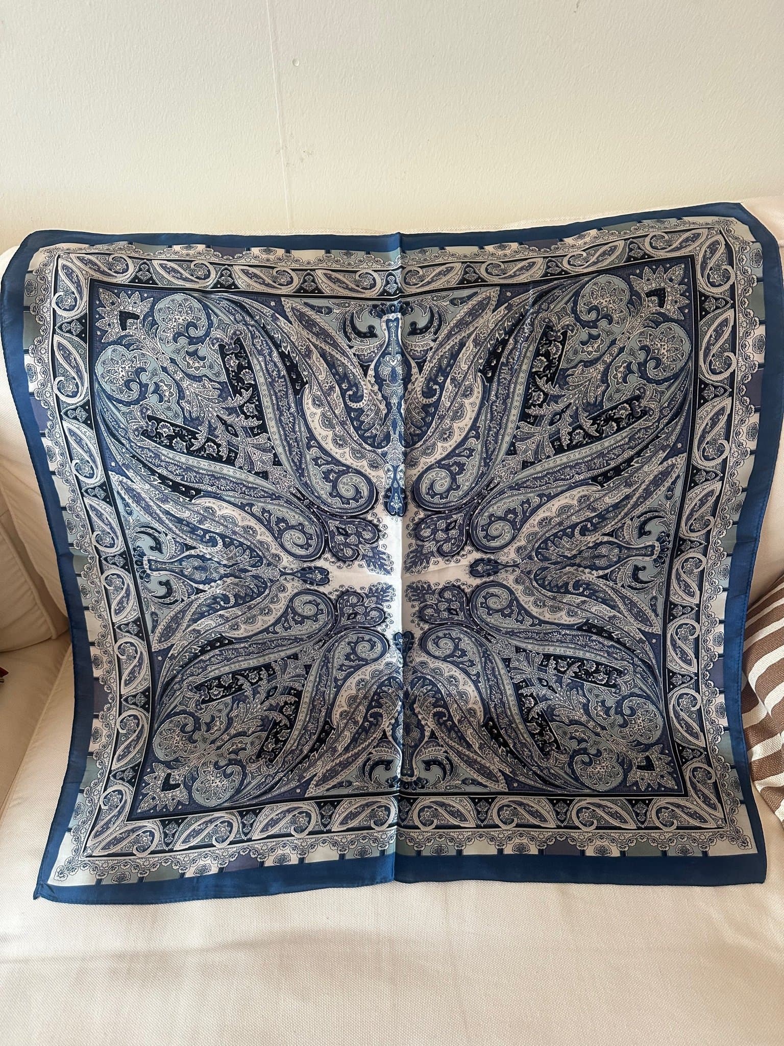 Vår-fin paisleymönstrade scarf 66x66cm. Oanvänd