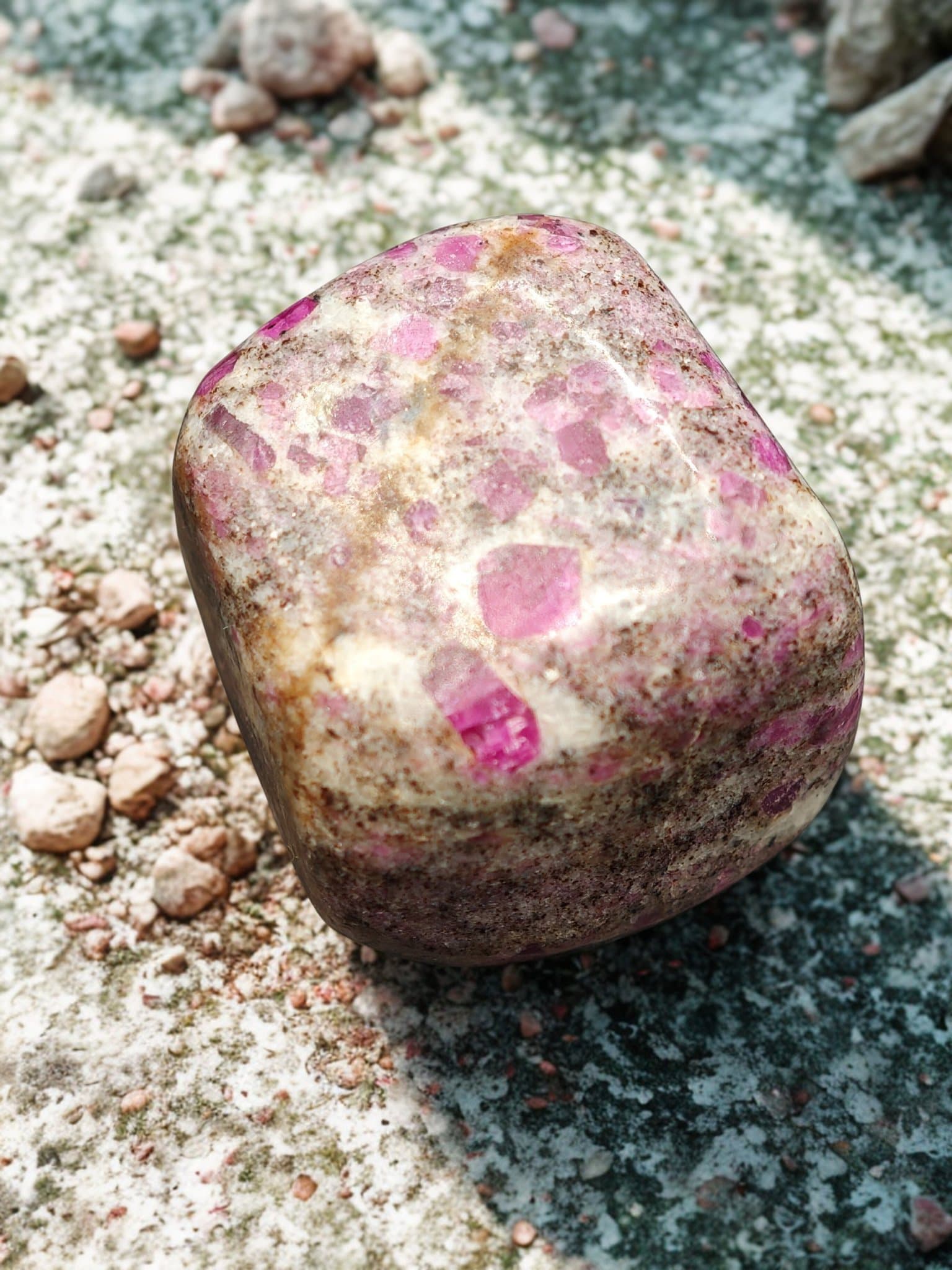 'Rubindrottningen' – Rubin i Fuchsit Trumlad sten • ca 30×20×12 mm