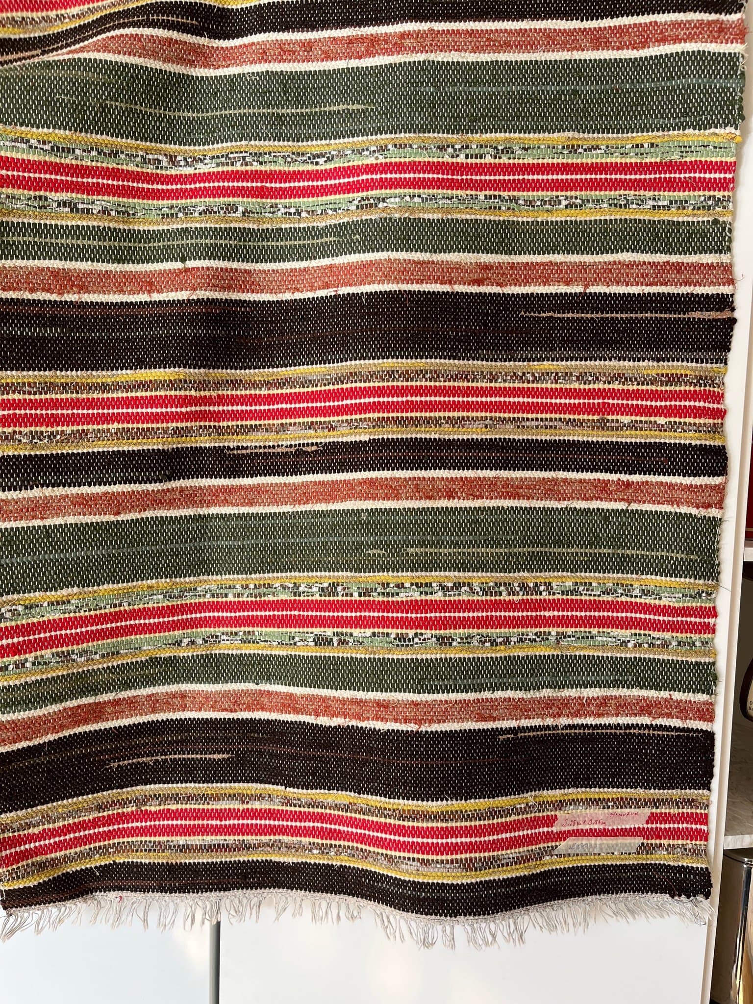 Hemvävd randig trasmatta i fina färger