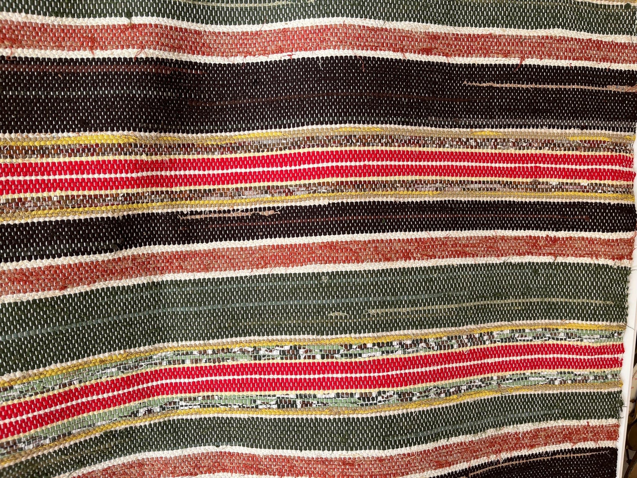 Hemvävd randig trasmatta i fina färger