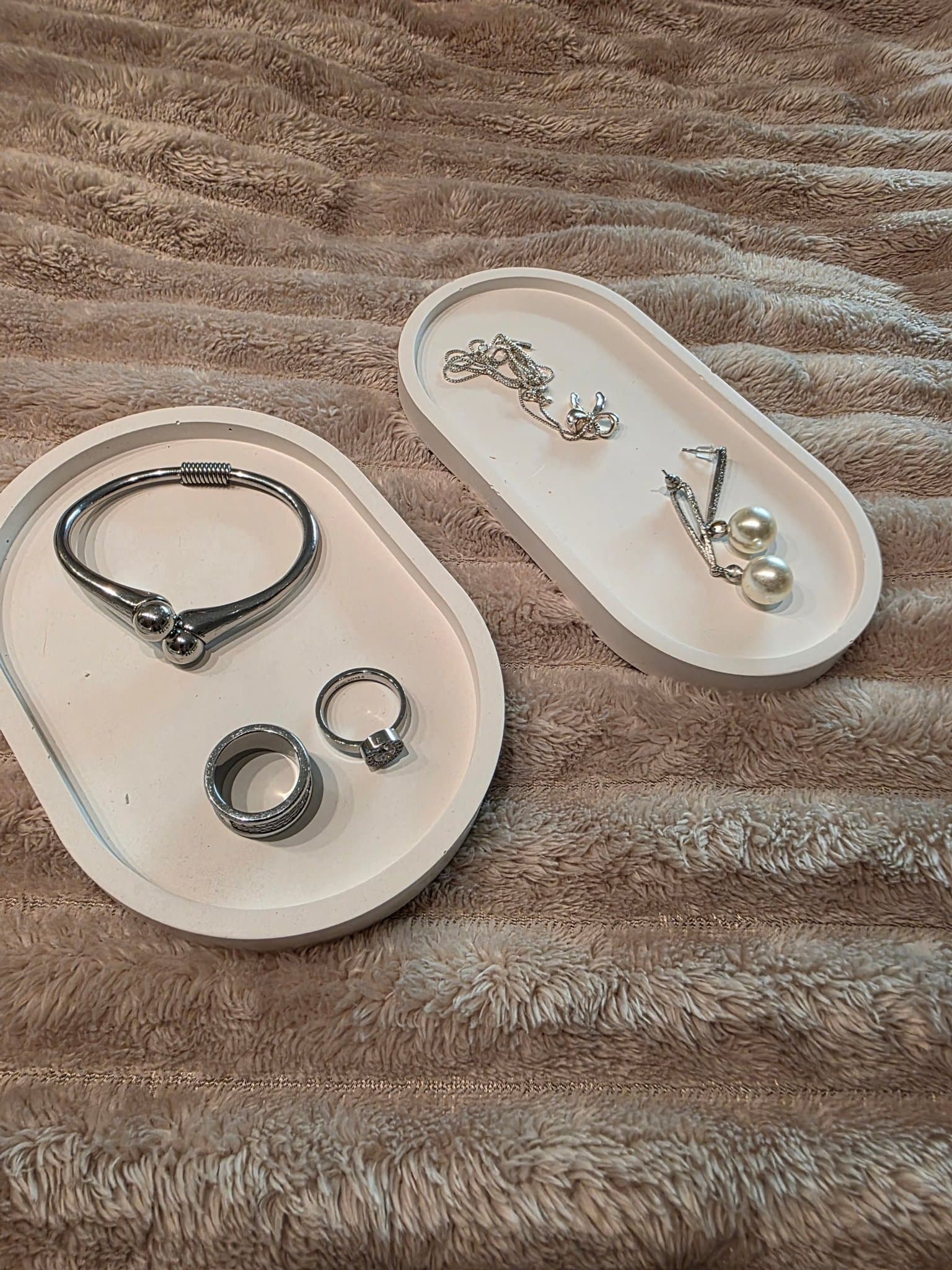 Handgjorda smyckesbrickor i keramiskt gips – set 2 st