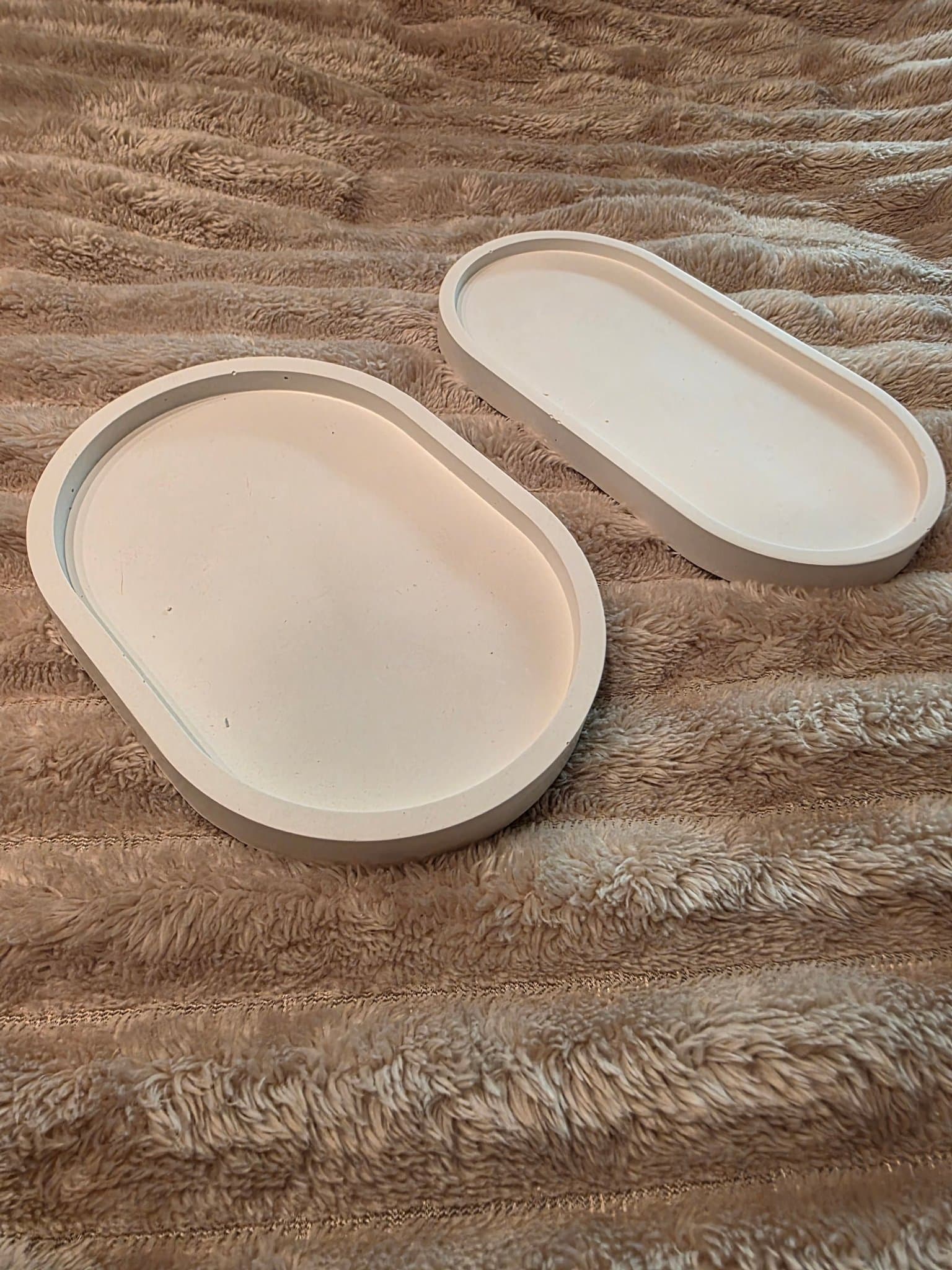 Handgjorda smyckesbrickor i keramiskt gips – set 2 st