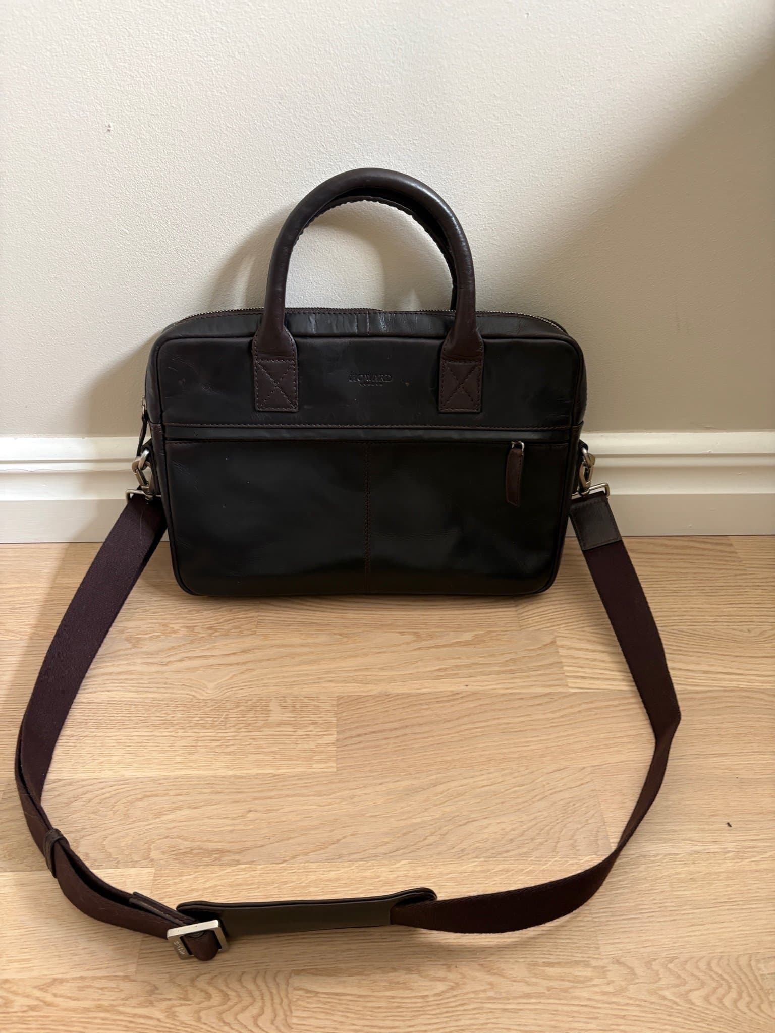 Dator väska i brunt skinn