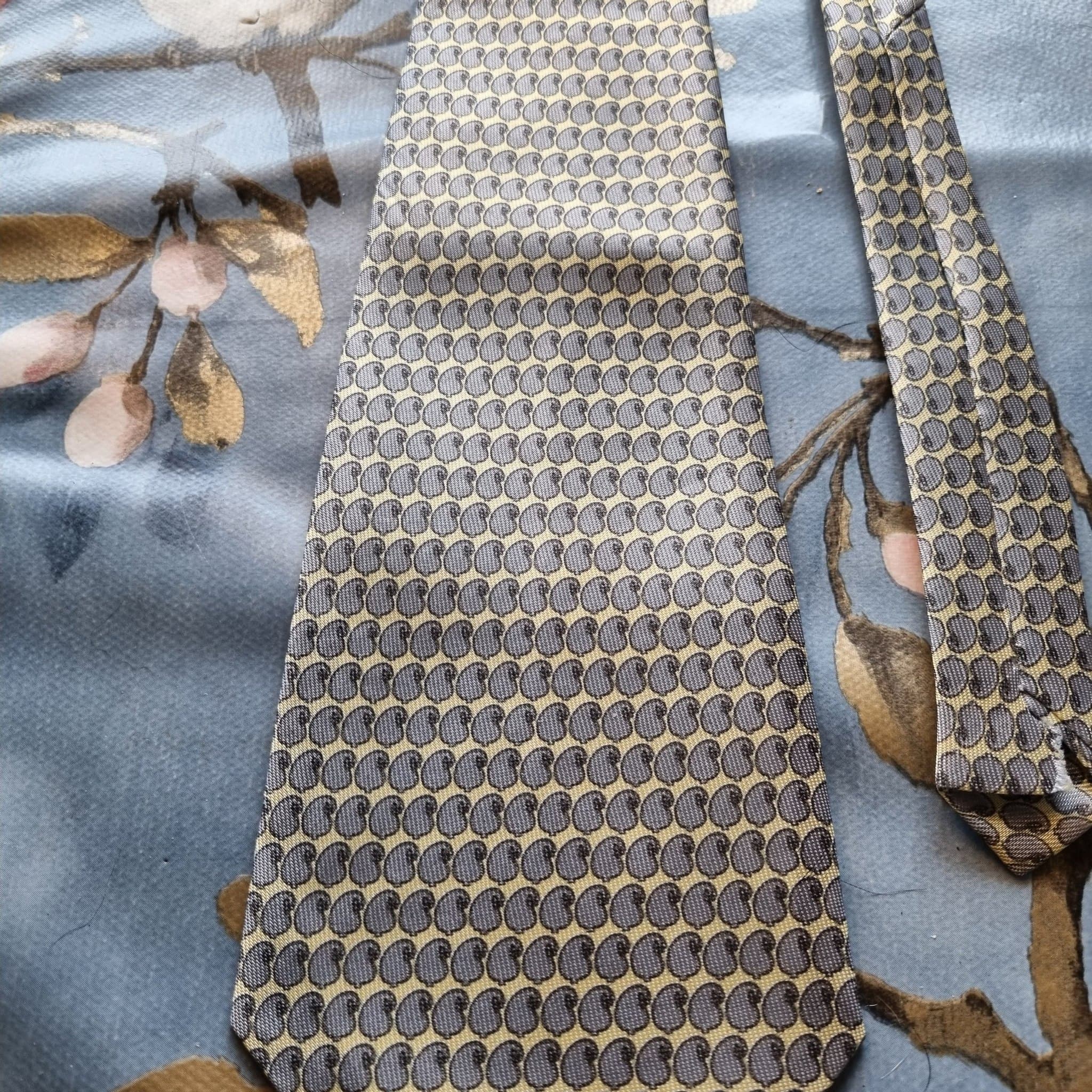 Grå, gul slips ny oanvänd söm har gått upp bild 4