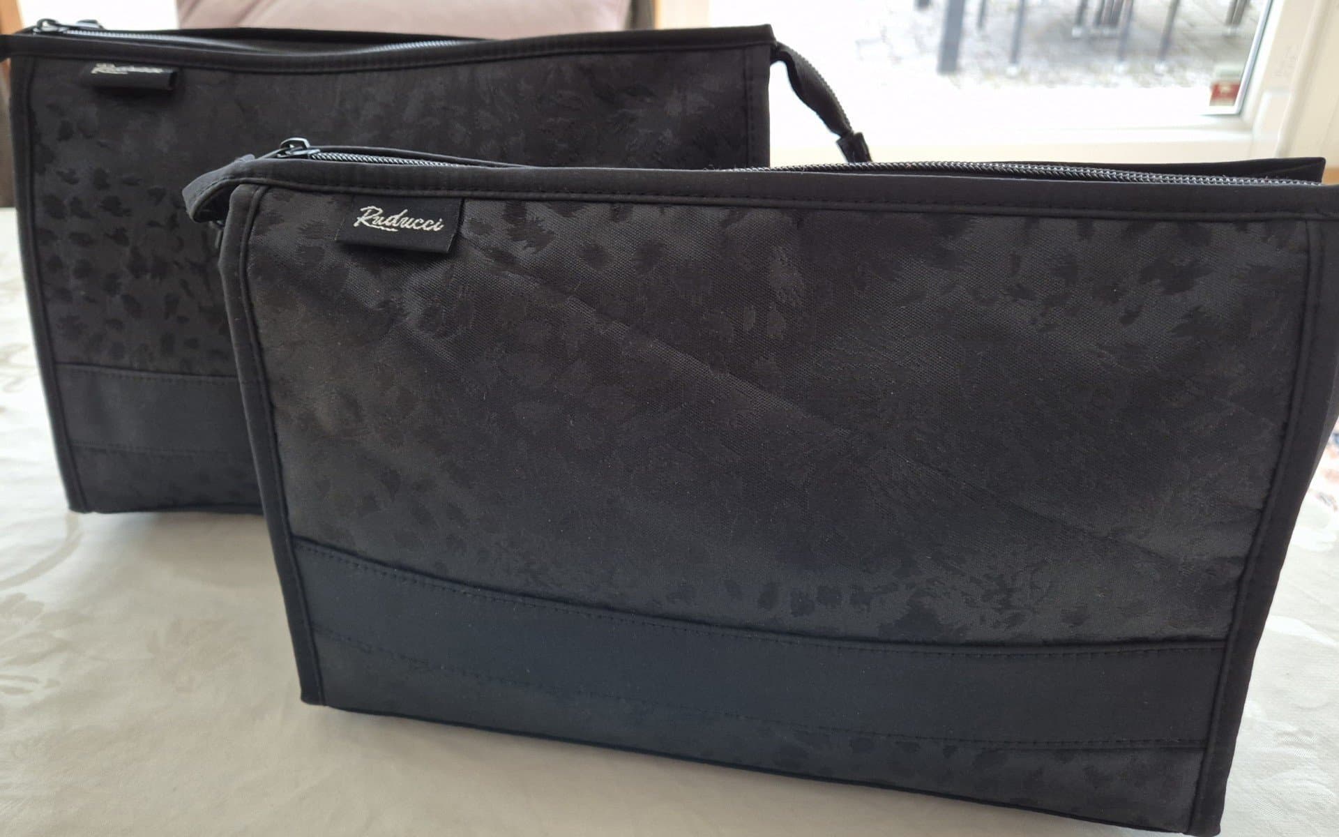 Ruducci Necessärer 2st Nya Stora Dam Herr Unisex Svarta Butiksp 299kr/st