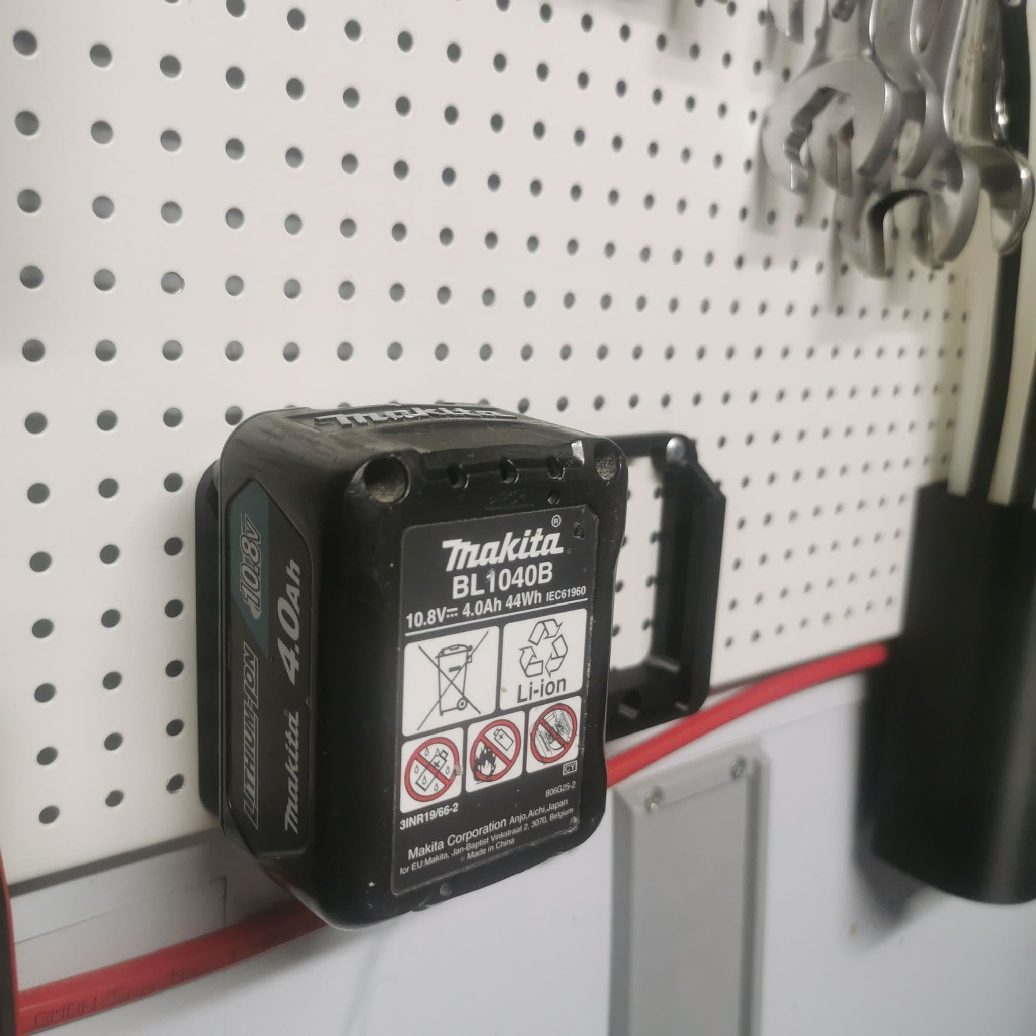 5st 3D-printade väggfästen för Makita 12v batteri