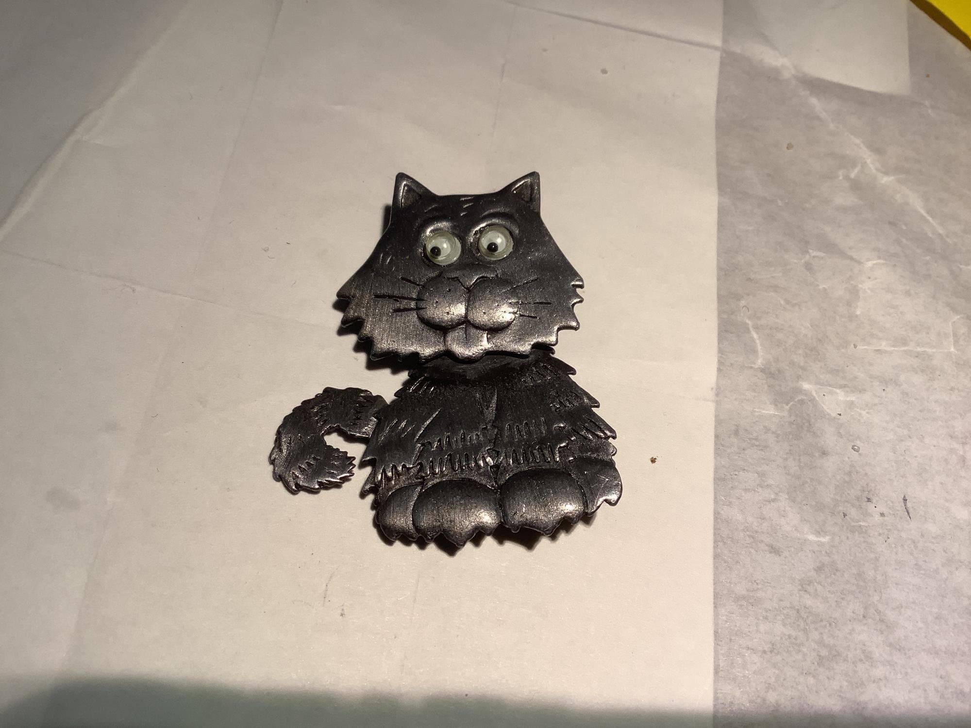 Katt brosch med rörliga ögon och huvud. 5 cm. P51