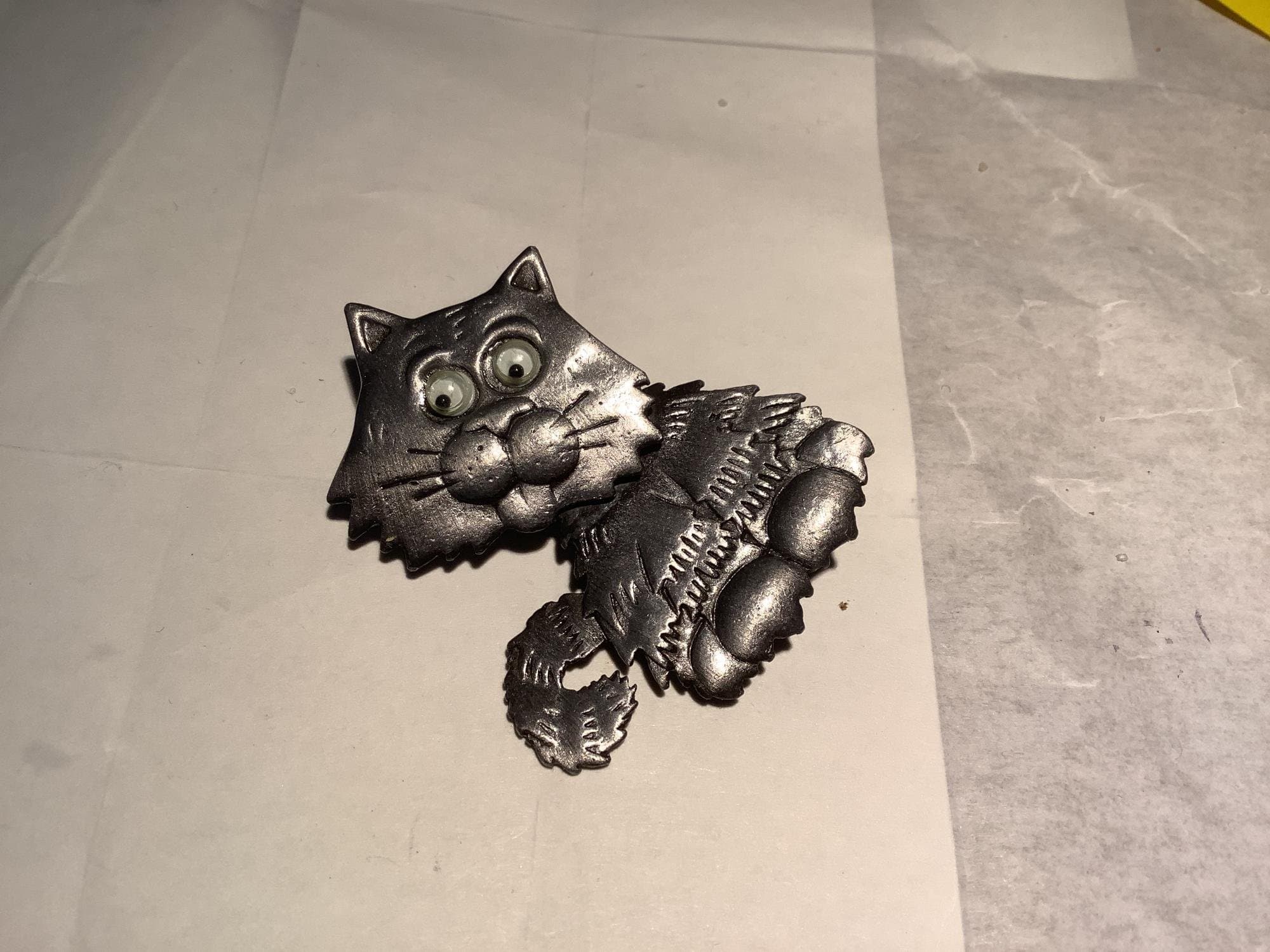 Katt brosch med rörliga ögon och huvud. 5 cm. P51