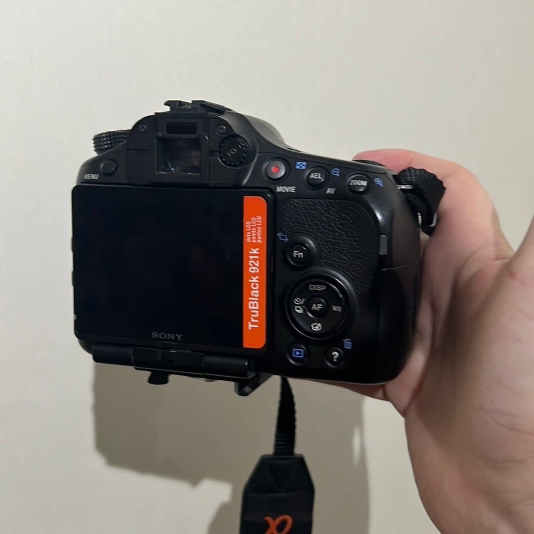 Sony A57 systemkamera med 18–55mm objektiv säljes.