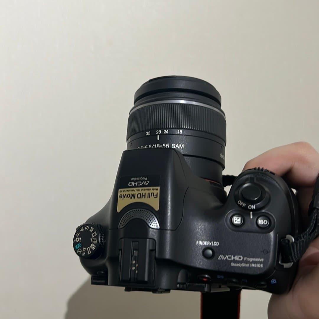 Sony A57 systemkamera med 18–55mm objektiv säljes.