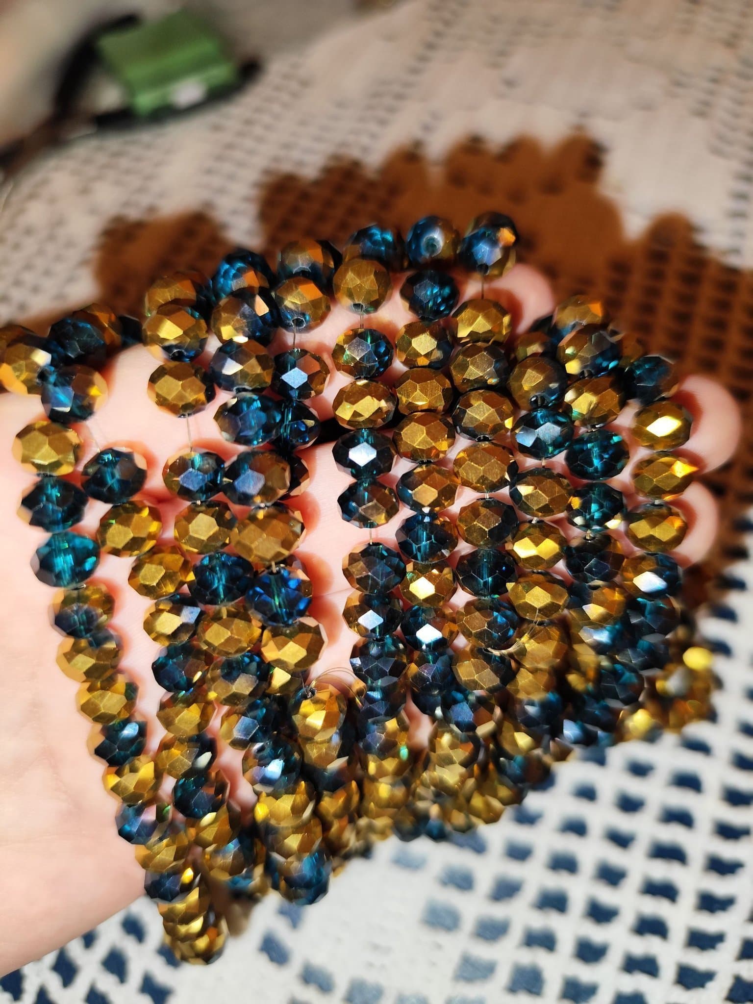 2 strängar glaspärlor 8 mm, ca 60-64 pärlor i sträng.