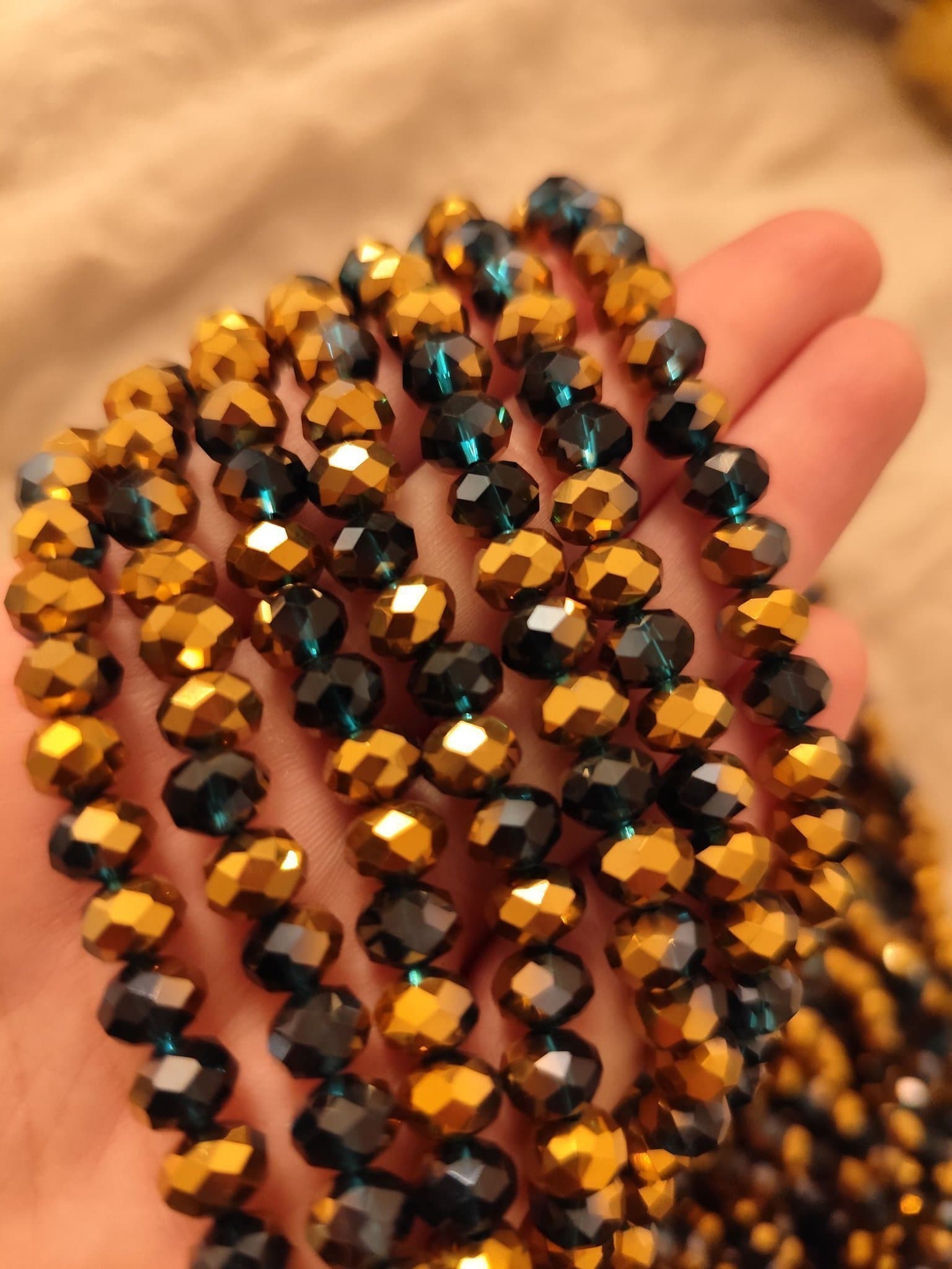 2 strängar glaspärlor 8 mm, ca 60-64 pärlor i sträng.