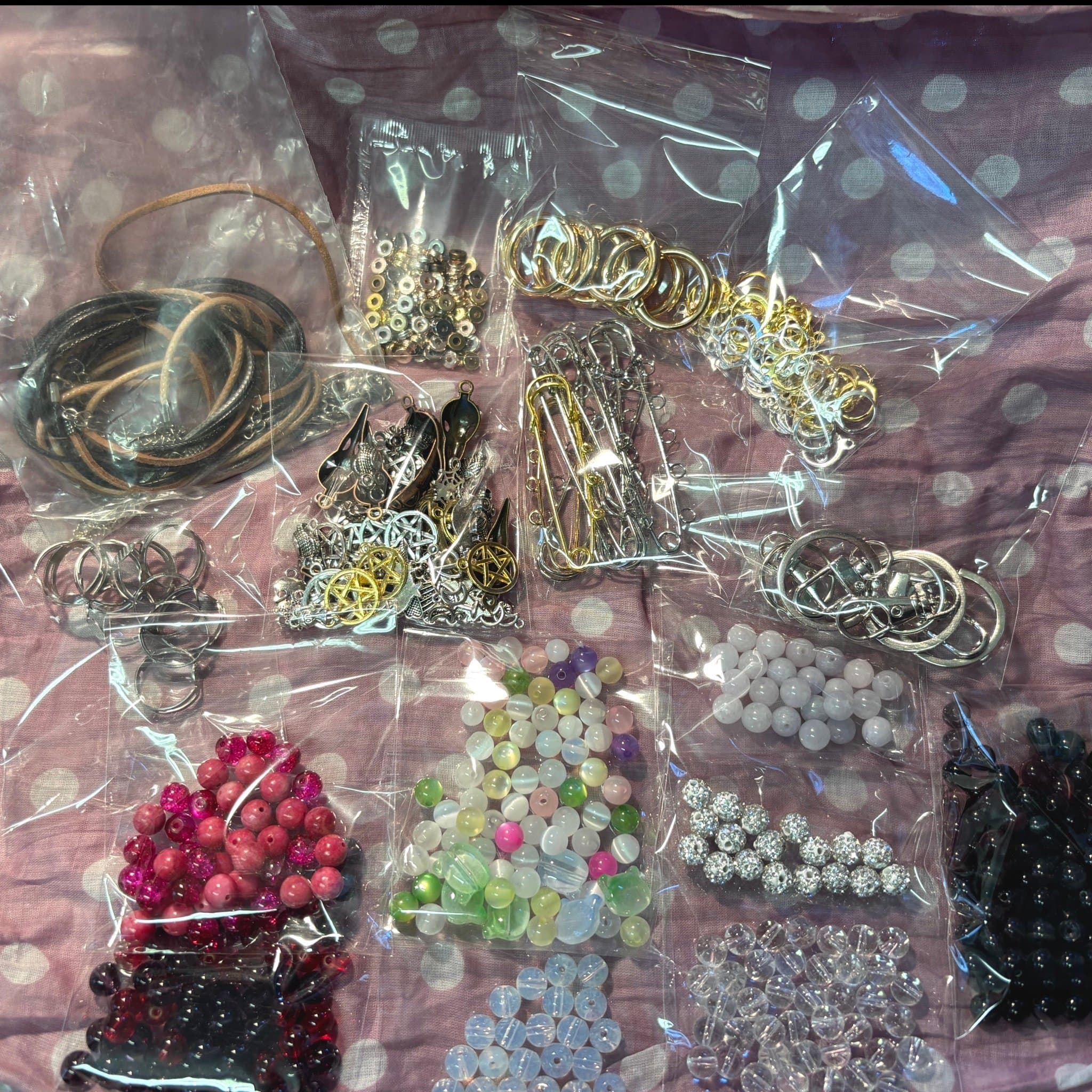 Pysselpaket pärlor berlocker band smyckesdelar
