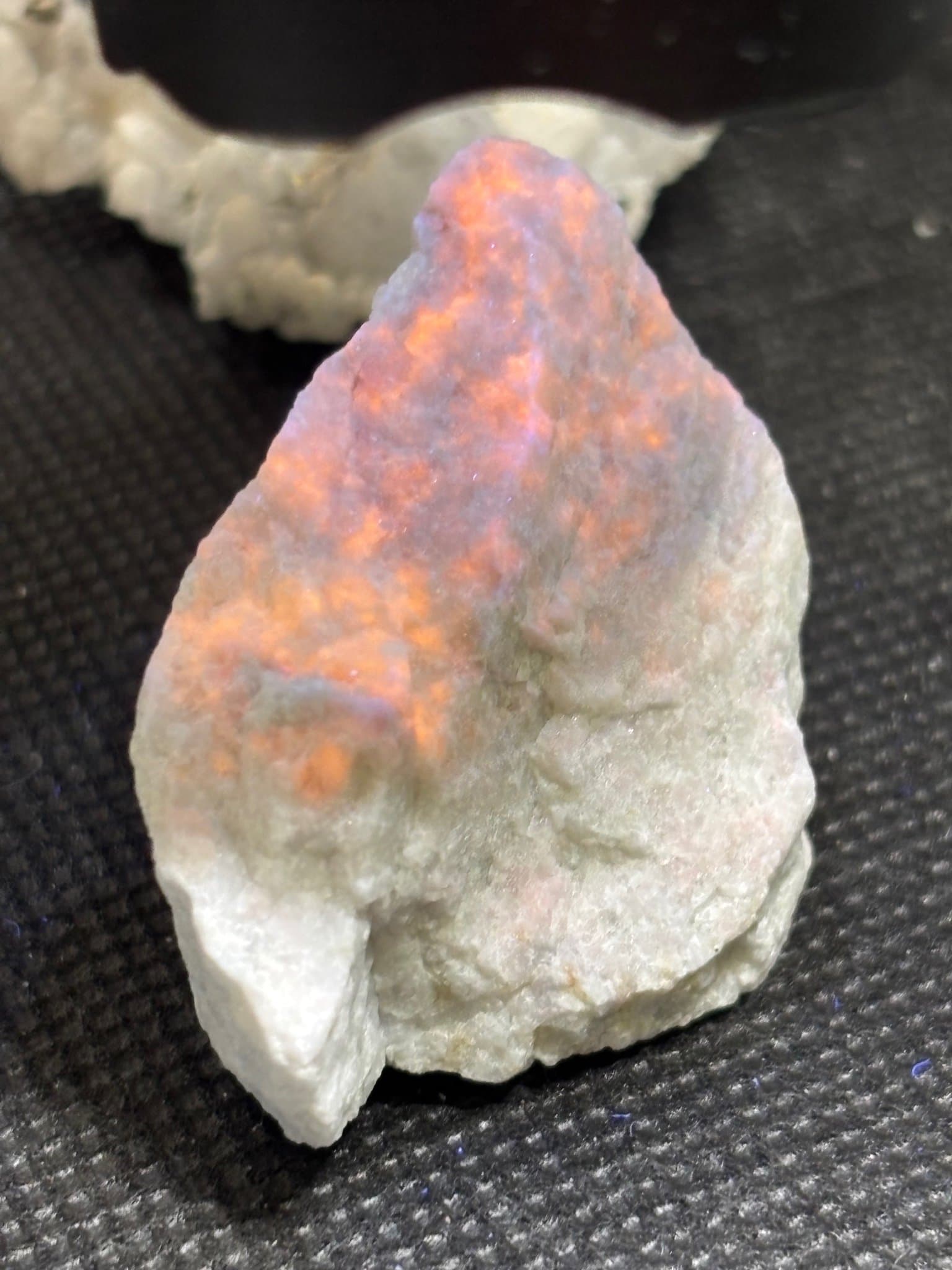 Parti råa kristaller smaragd, kalcit, mfl