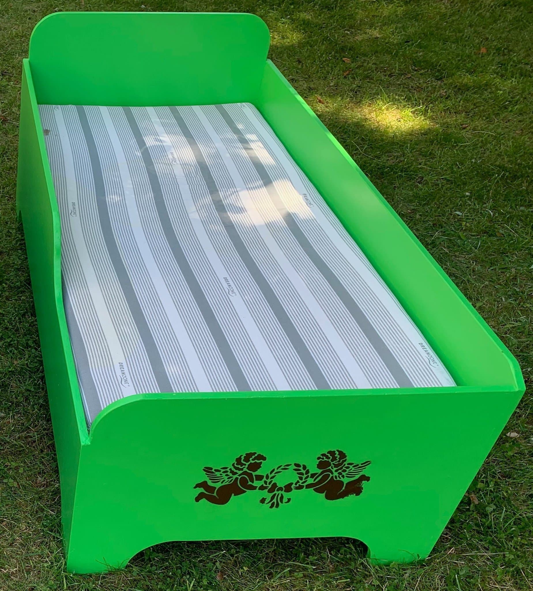 HEMMASNICKRAD BARNSÄNG INKL. MADRASS, GRÖN, 135 CM LÅNG