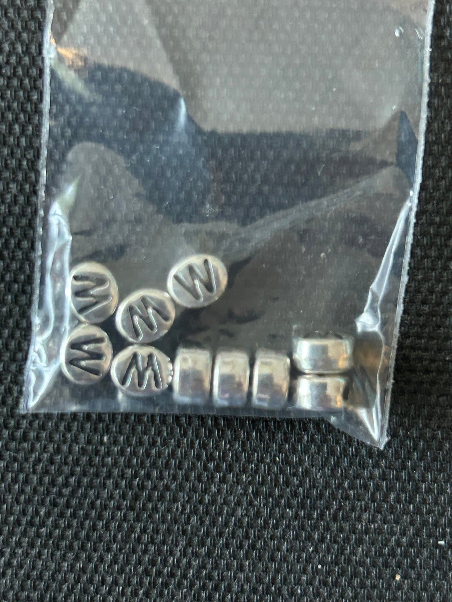 Bokstavspärlor 10 st - Bokstav M (eller W)