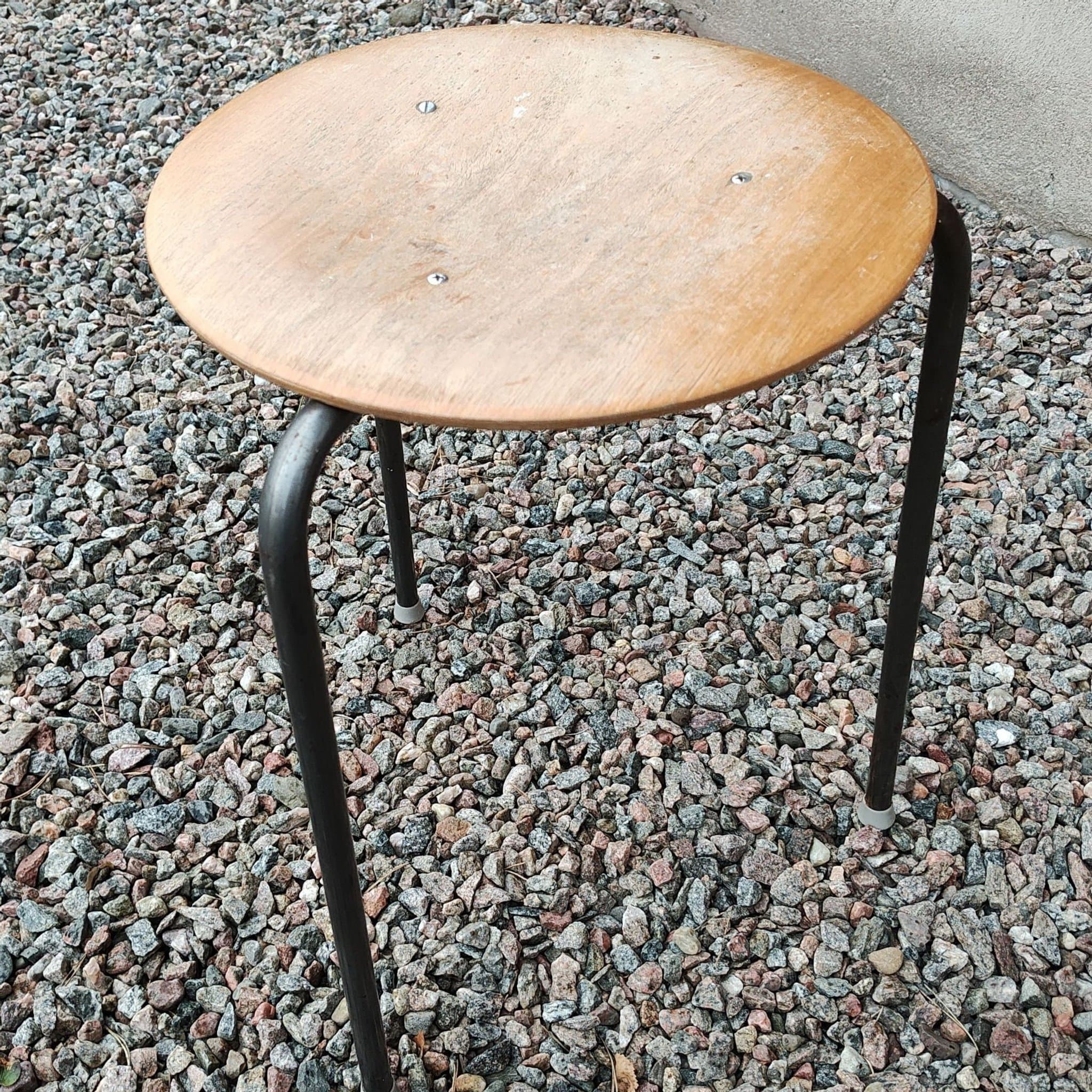 SNYGG! Vintage pall i trä och metall 46 cm höjd lätt att flyttas