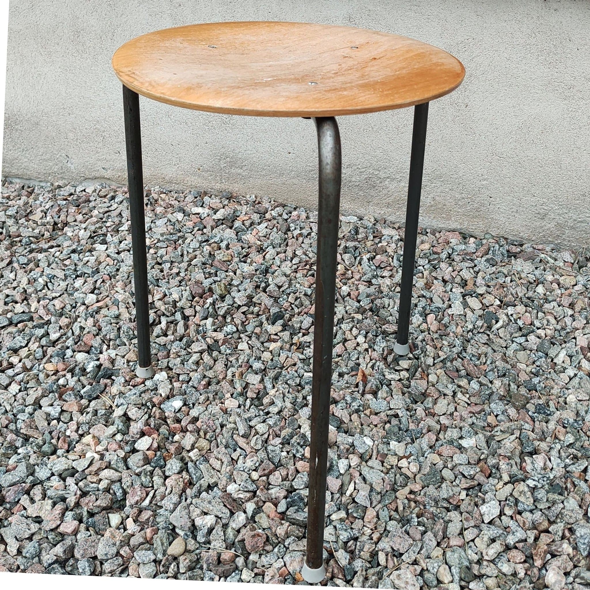 SNYGG! Vintage pall i trä och metall 46 cm höjd lätt att flyttas