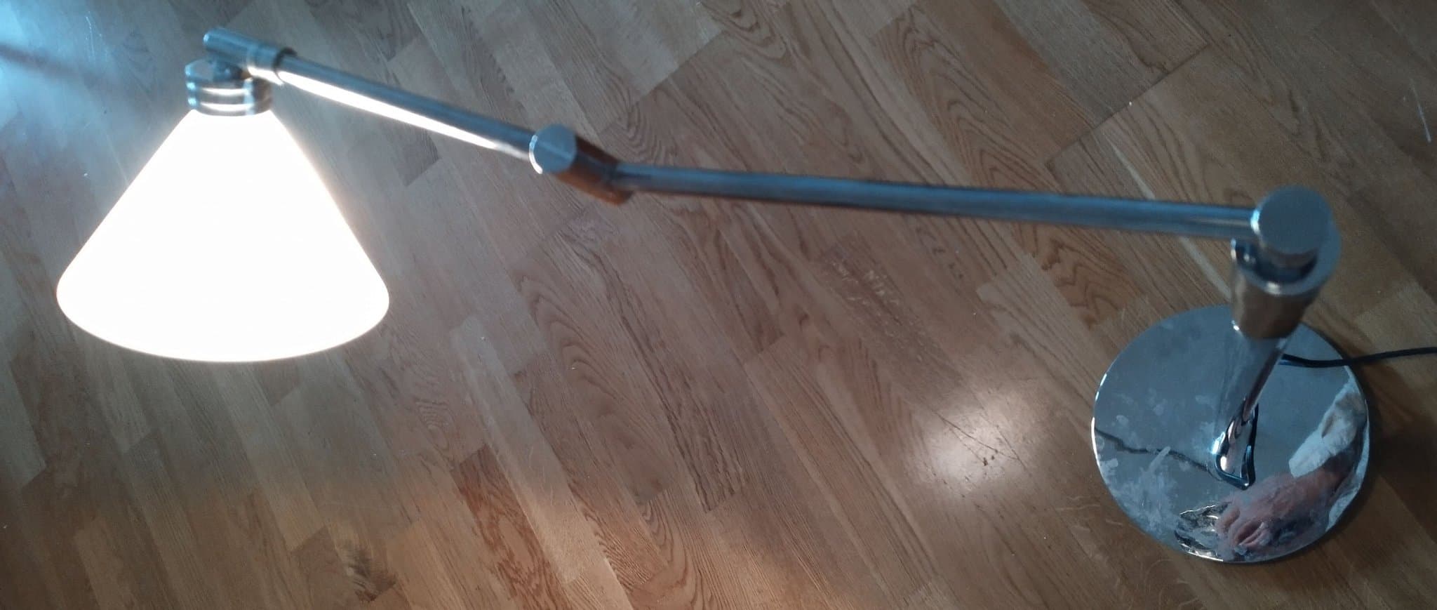 GOLVLAMPA med reglerbar dimer "Swing Dove"Herstal,Danmark.,metall krom