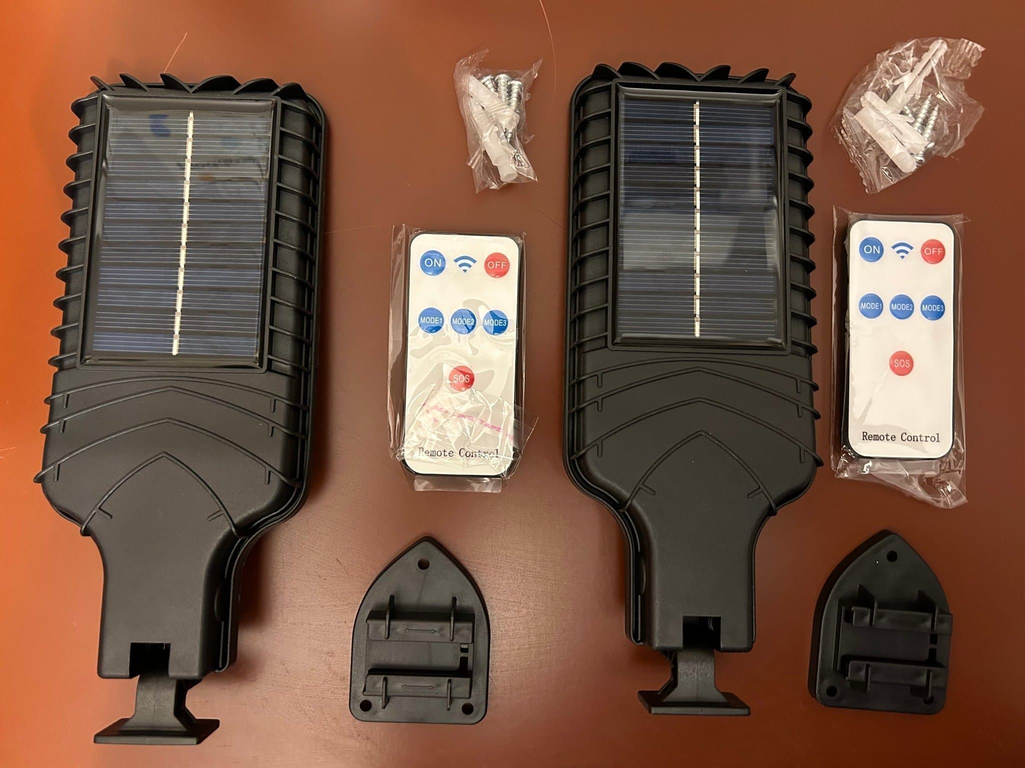 Vägglampor 2 st för utomhusbruk laddas med inbyggd solcell -- lyser vid mörker