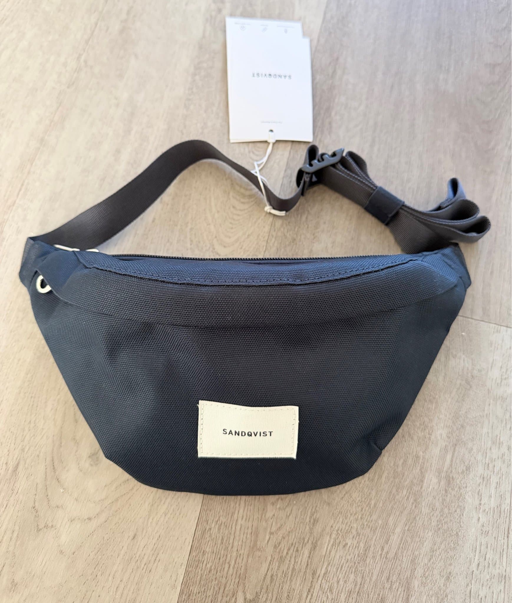 Sandqvist mörkblå midjeväska