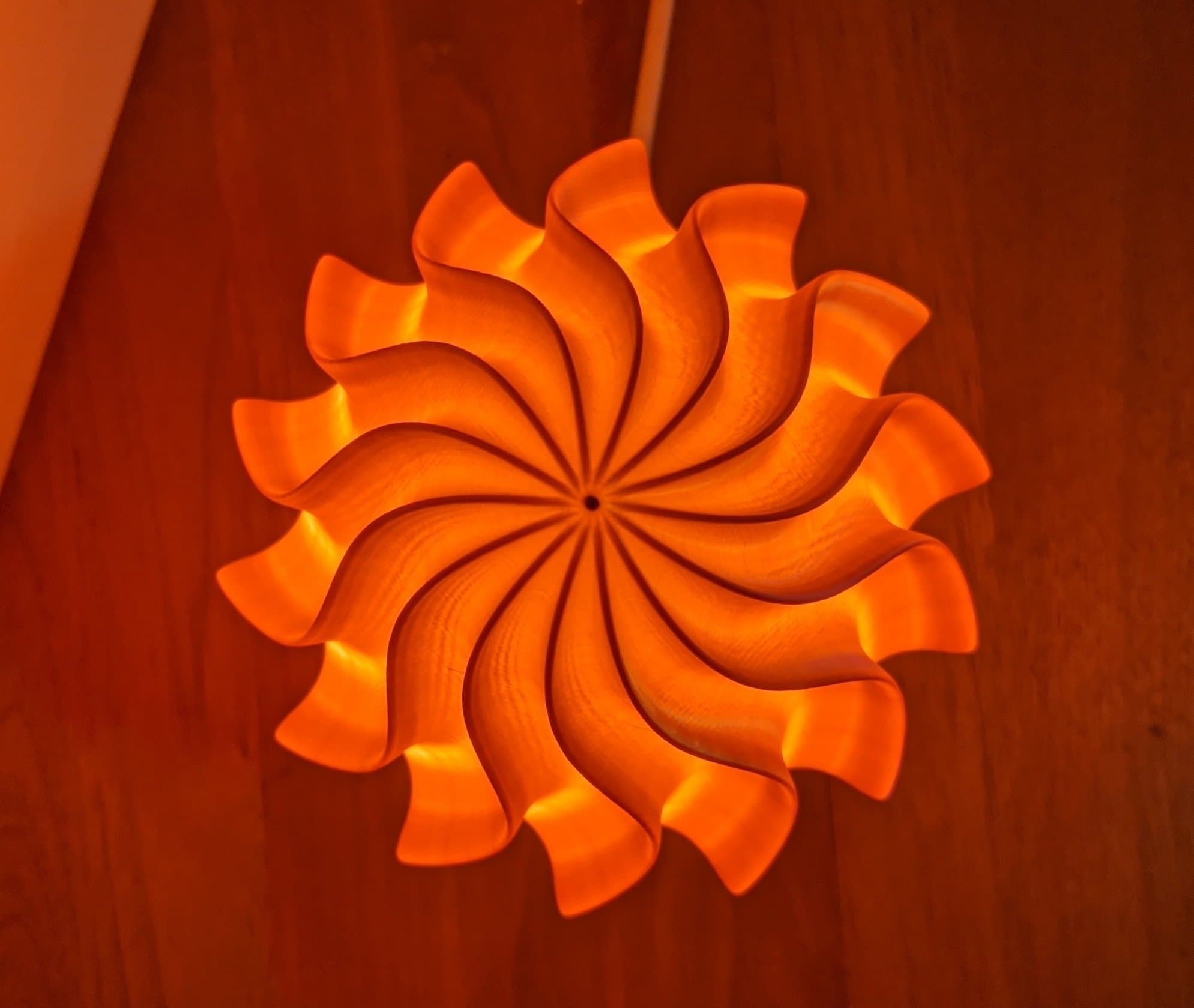 Snygg bordslampa "Soft Ice" i unik design, kopparfärg