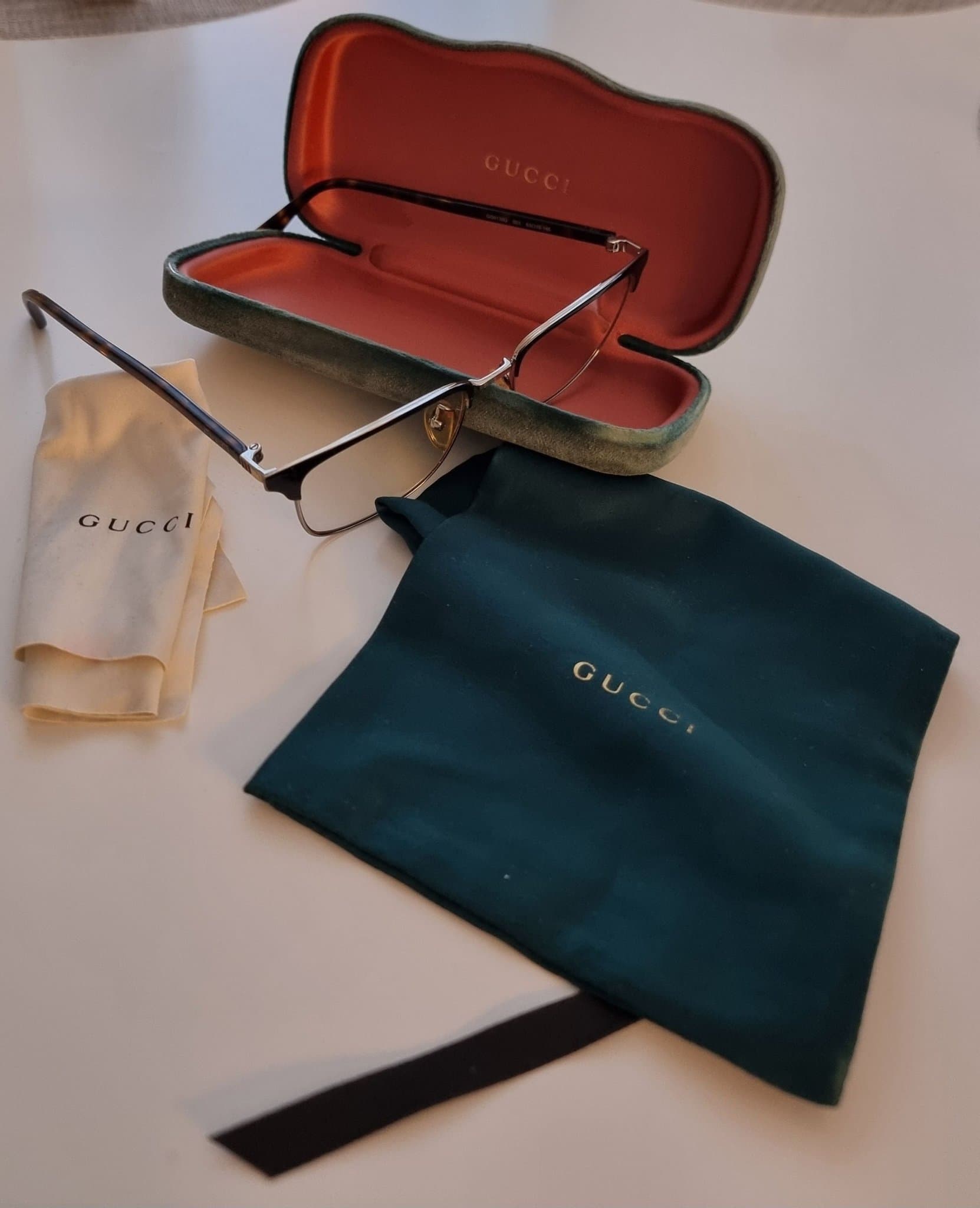 Gucci glasögonbågar med fodral och putsduk