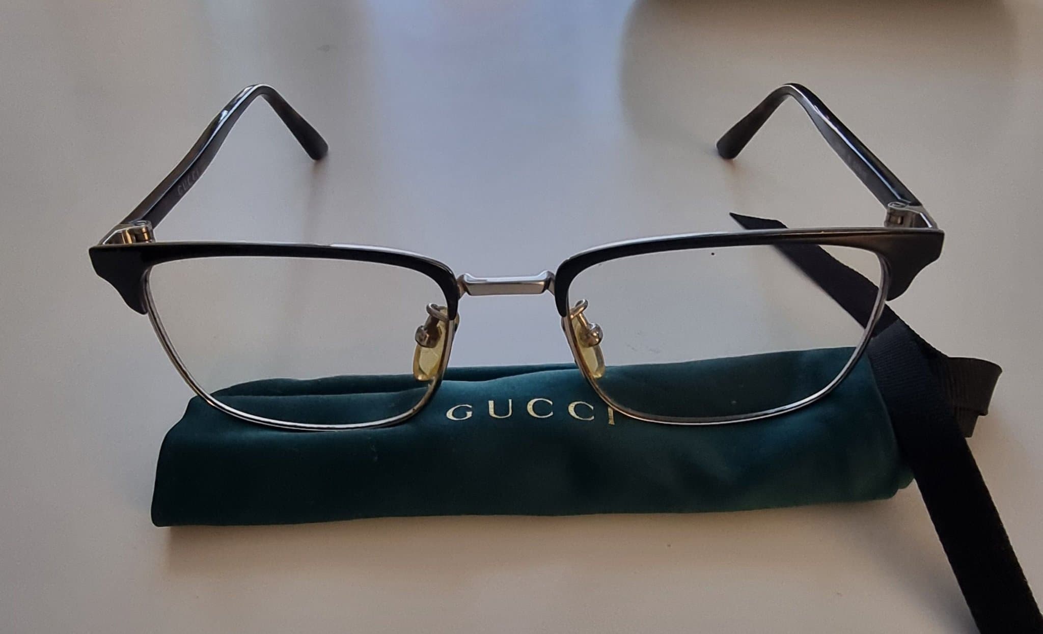 Gucci glasögonbågar med fodral och putsduk