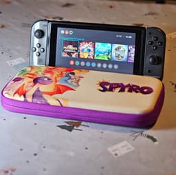 Nintendo Switch med Spyro-fodral och 128 GB minneskort