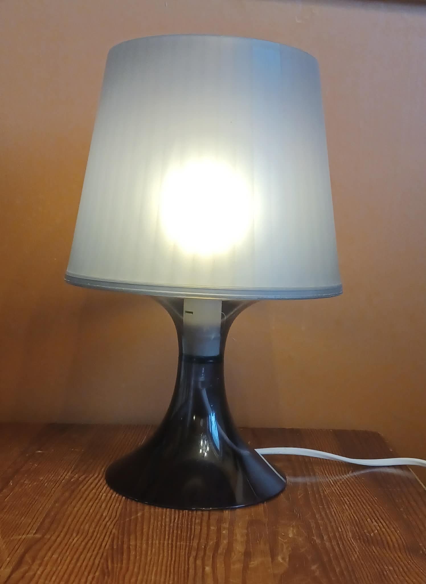 Ikea lampan bordslampa med svart fot och skärm