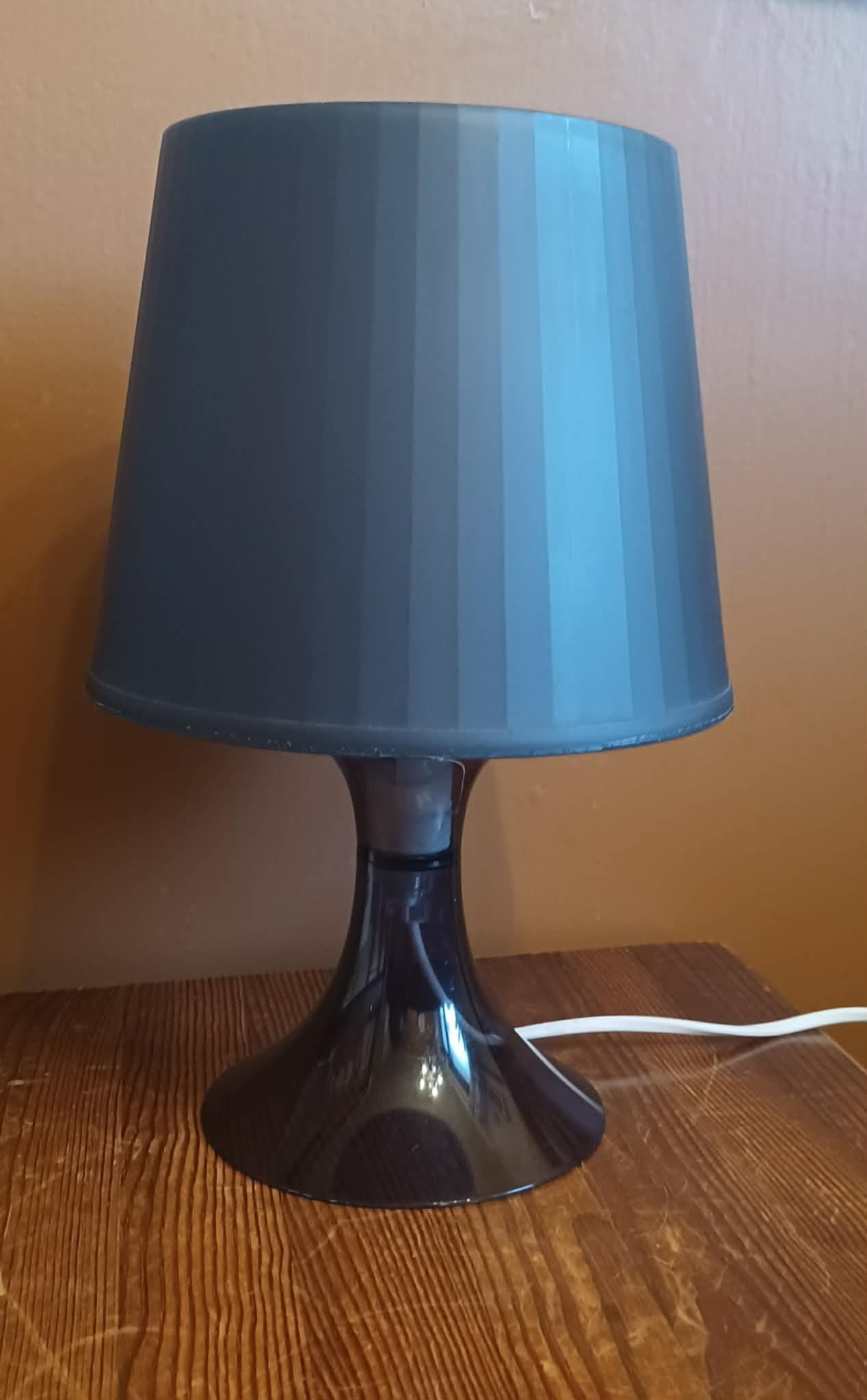 Ikea lampan bordslampa med svart fot och skärm