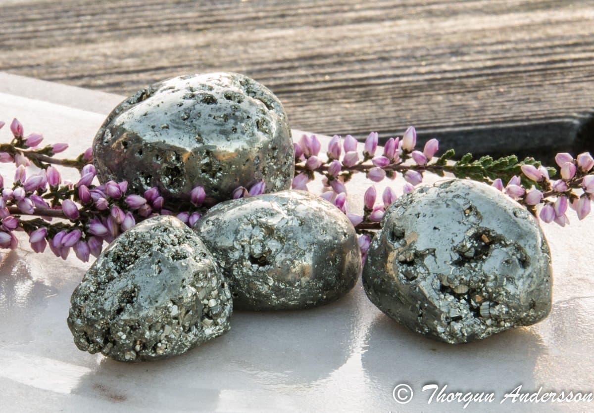 En större trumlad Pyrit med fint mönster, kristaller