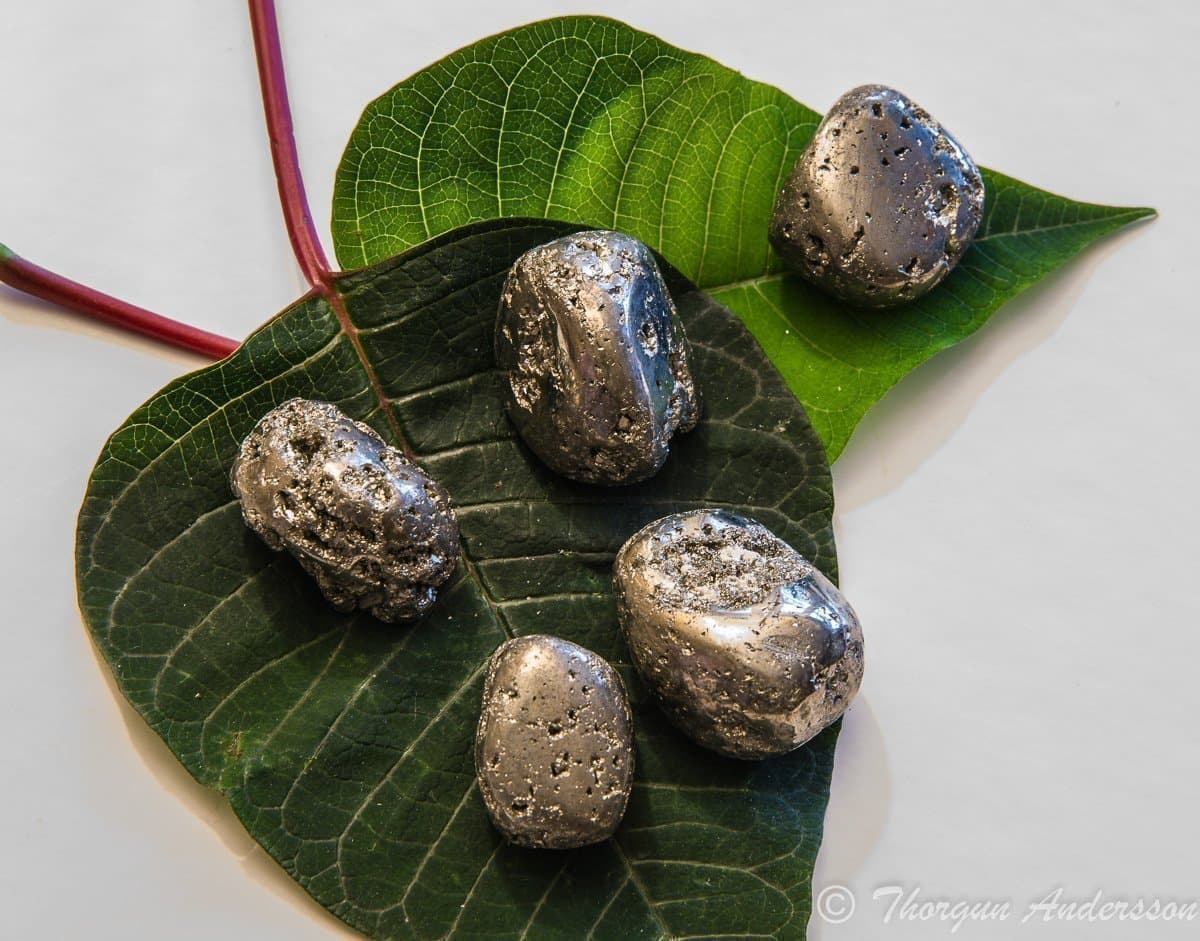 En större trumlad Pyrit med fint mönster, kristaller