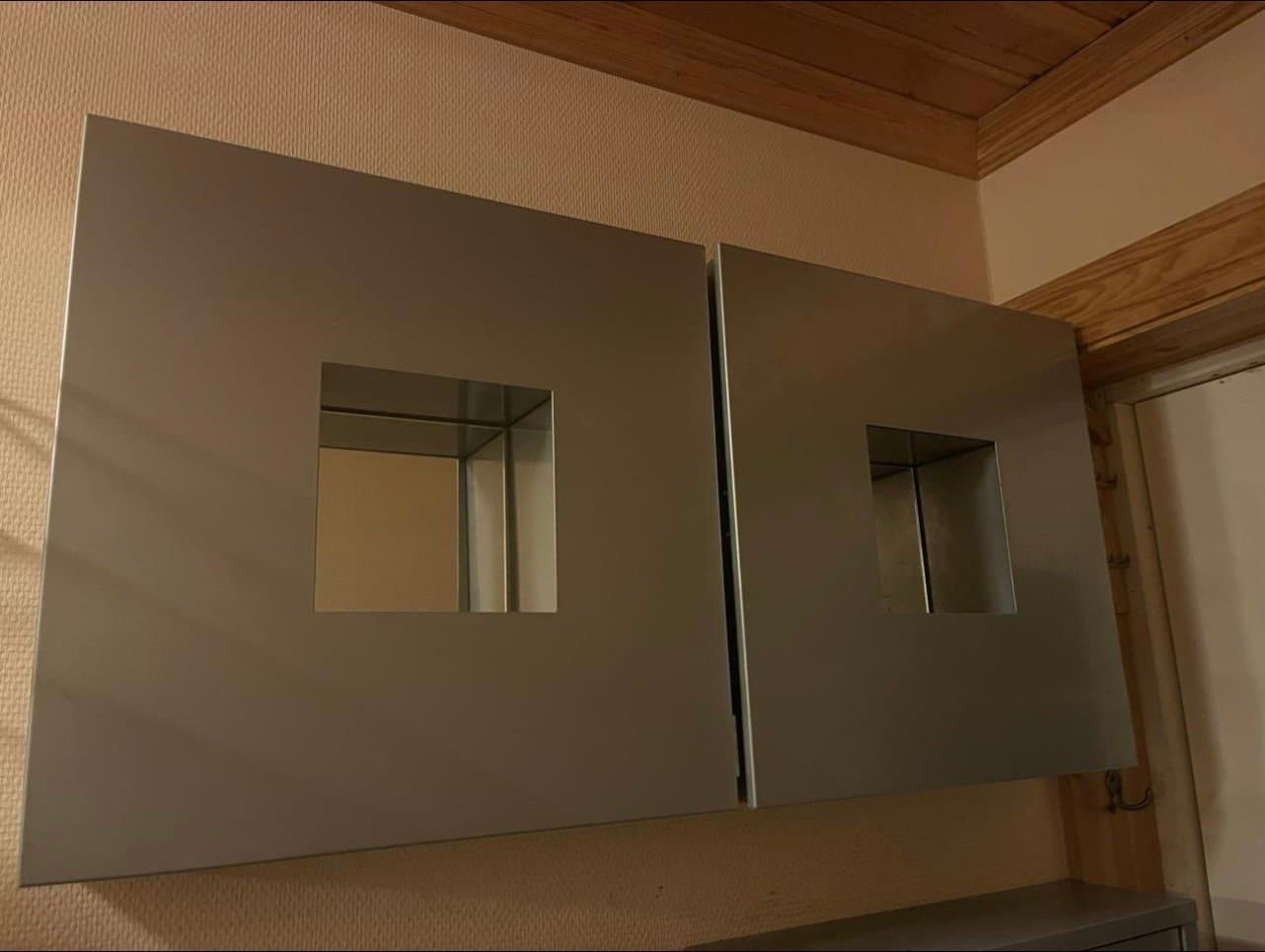 2 stycken väggskåp väggförvaring hall grå metall spegel