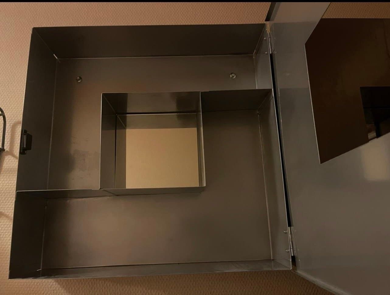 2 stycken väggskåp väggförvaring hall grå metall spegel