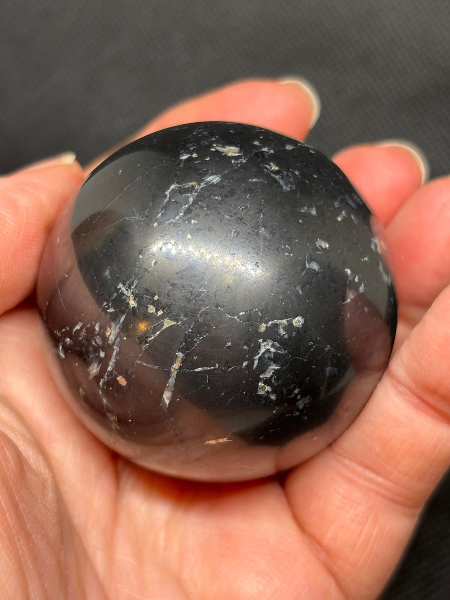 Svart stenkula med pyrit & kvartsvener – ev. shungit – 52 mm