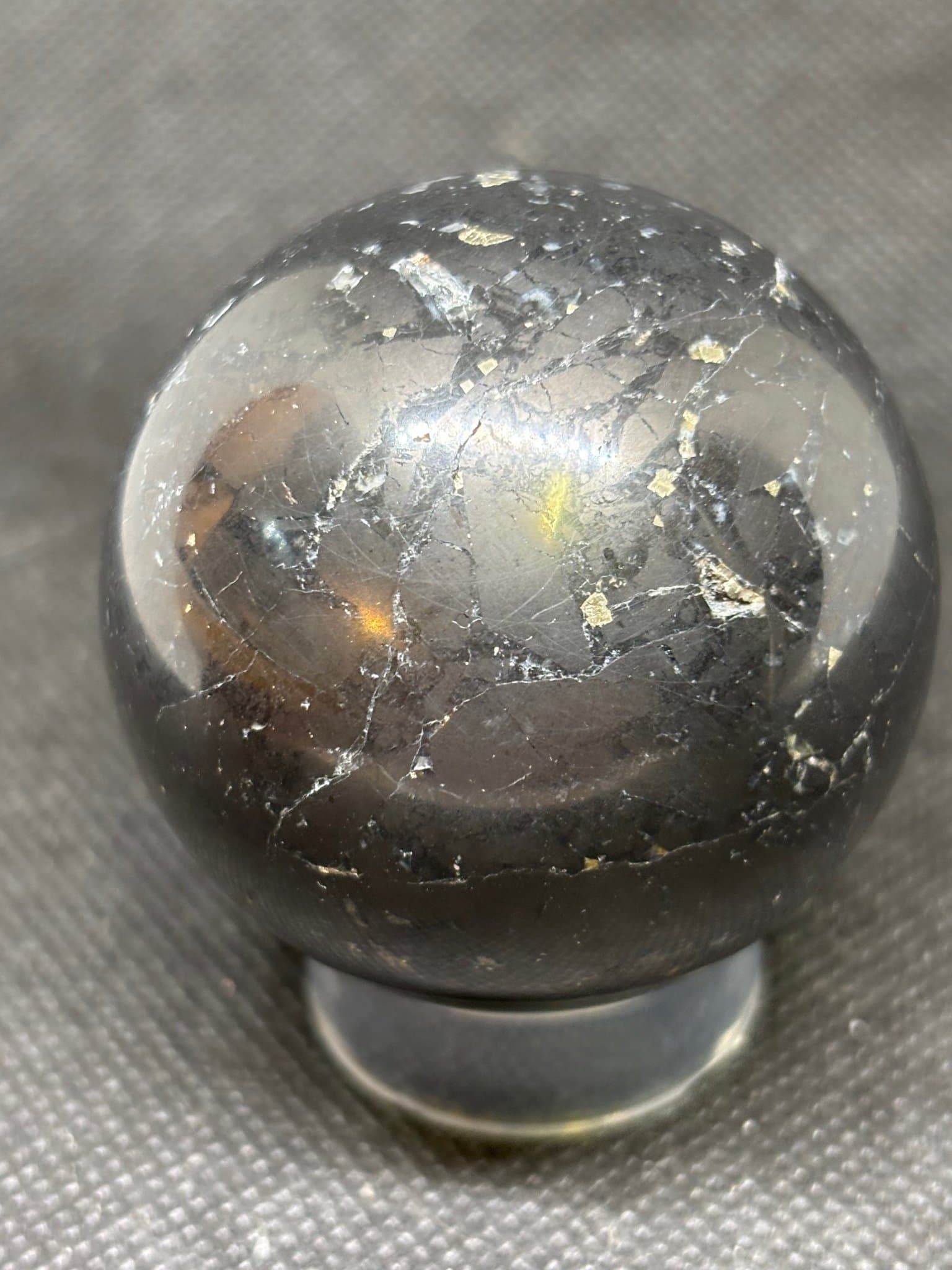 Svart stenkula med pyrit & kvartsvener – ev. shungit – 52 mm