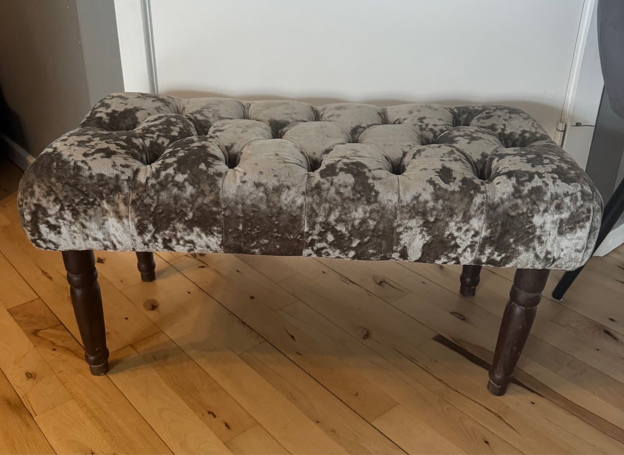 Charmig bänk i grå sammet