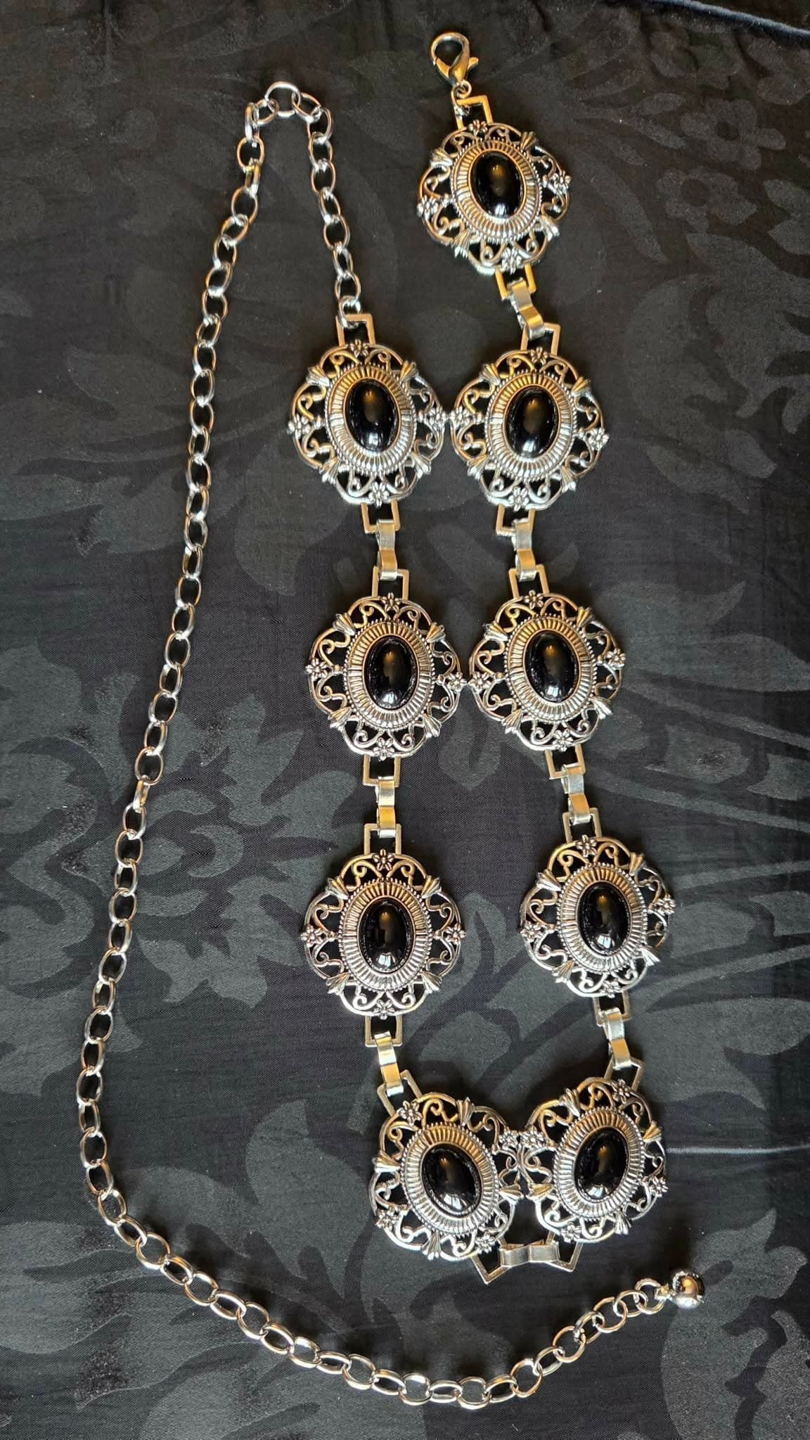 Bohemiskt midjesmycke skärp silvrigt svart bohem gothic goth vintage