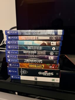 PS4 PRO 1 TB med 10 spel och två handkontroller + laddare.