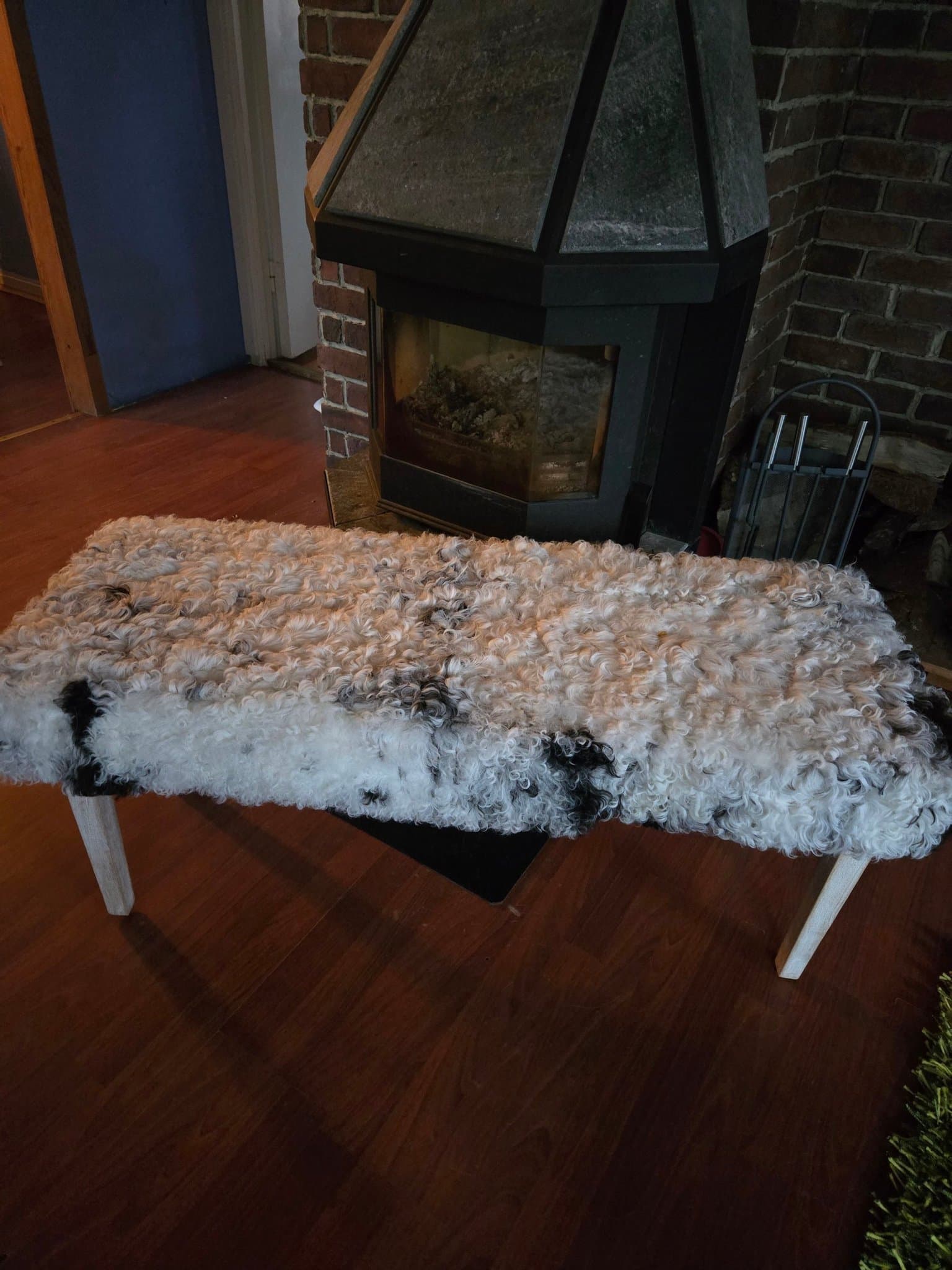 Bänk i getskinns överdrag